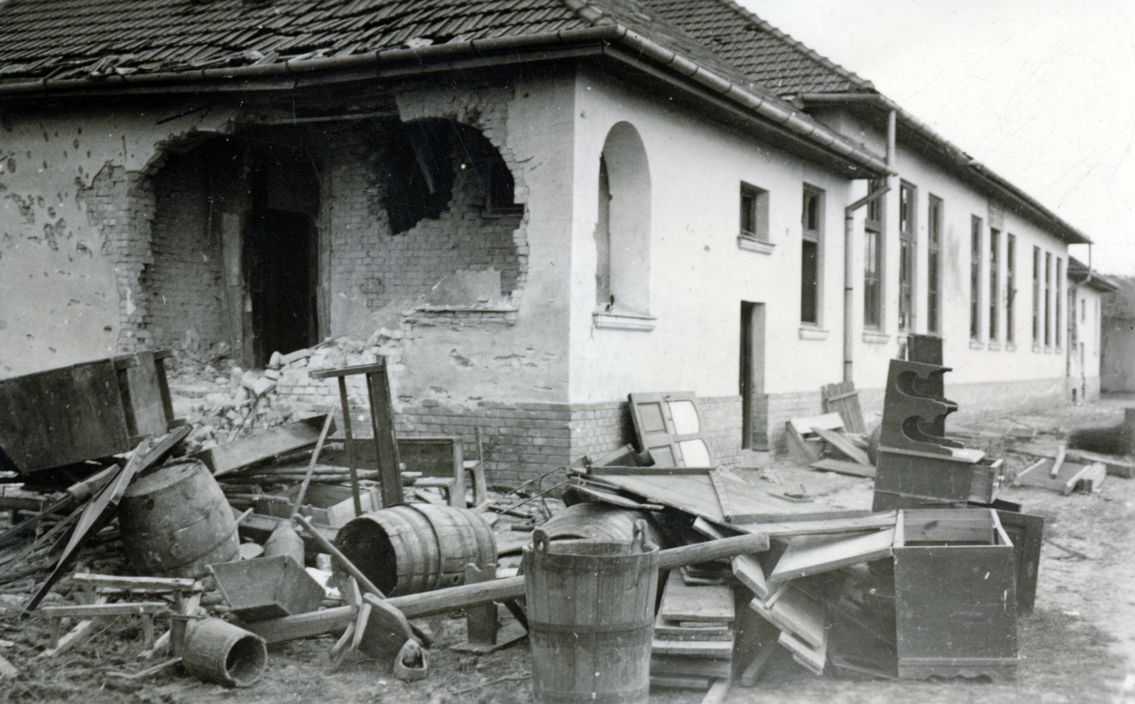 Hungary, Szeged, Szőreg (ekkor önálló, ma a város része), az 1941-es szerb légitámadásban megsérült iskola épülete., 1941, Vincent Till Baumgartner, damaged building, war damage, Fortepan #225505