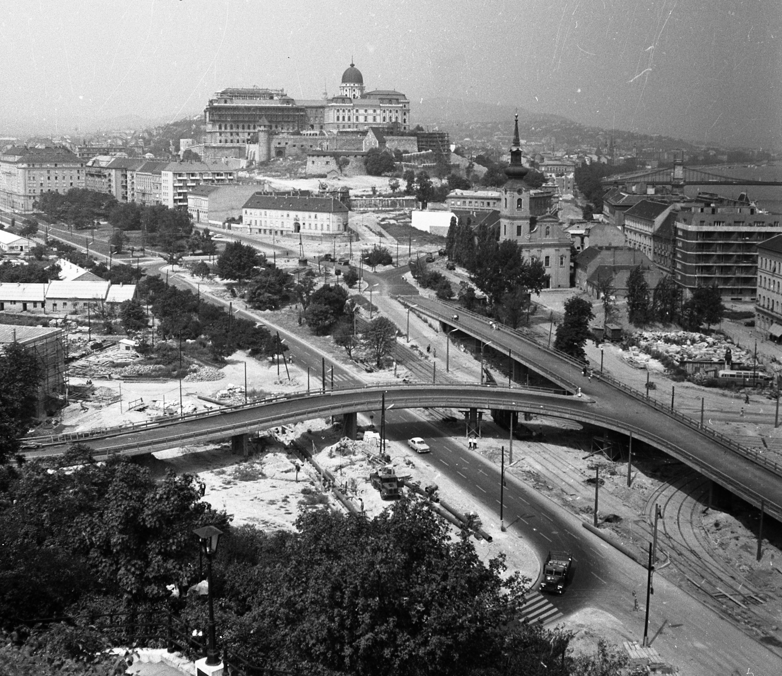 Hungary, Budapest I., kilátás a Gellérthegyről a Budavári Palota (korábban Királyi Palota) és az Alexandriai Szent Katalin-templom felé. Előtérben az Erzsébet híd lehajtójának építése., 1964, Magyar Rendőr, Budapest, Fortepan #22551