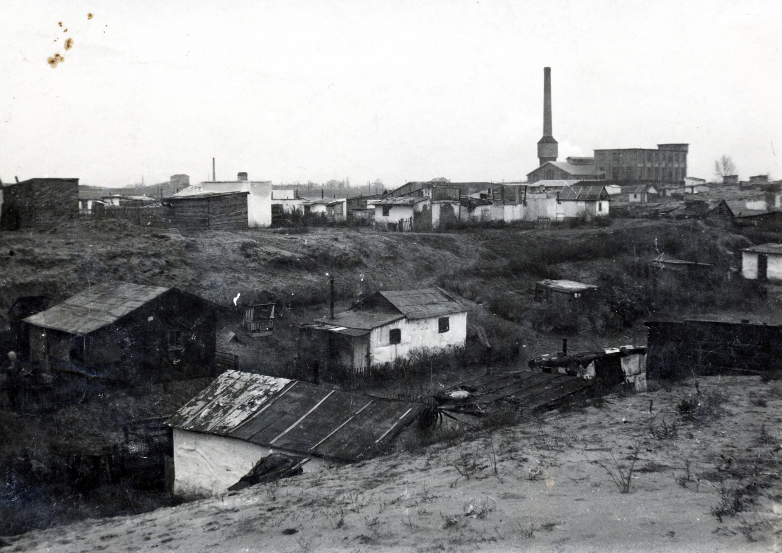 Magyarország, Budapest XX., a felvétel a Hangya-telepen készült, háttérben Magyar Kender- Len- és Jutaipar Részvénytársaság pesterzsébeti gyártelepe., 1935, Vincent Till Baumgartner, gyárkémény, lakóház, szegénység, putri, Budapest, Fortepan #225513