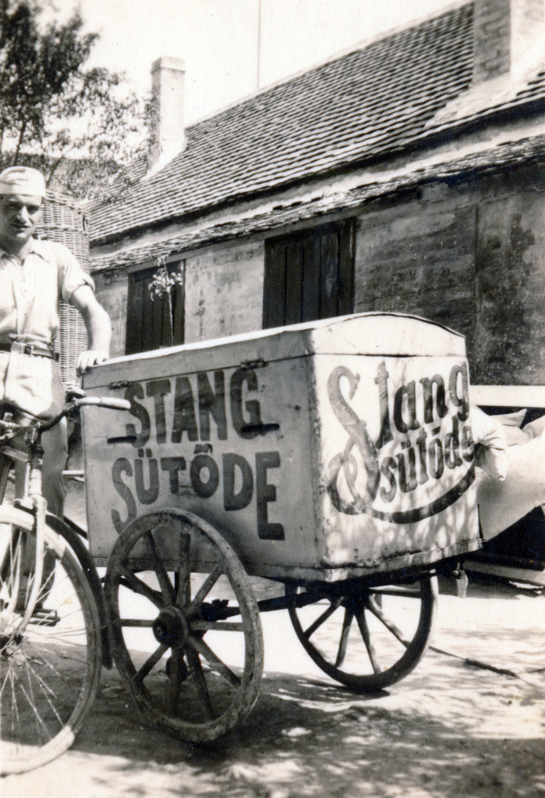 Hungary, Pécs, Orsolya utca 9-11., a felvétel a Stang sütőde udvarán készült., 1939, Vincent Till Baumgartner, pretzel, pretzel vendor, bicycle, bakery, Fortepan #225517