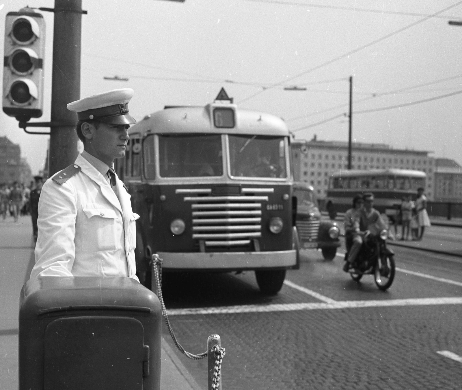 Hungary, Budapest, Margit híd a szigeti lejárónál. Háttérben a mai Képviselői Irodaház ("Fehér Ház")., 1964, Magyar Rendőr, transport, bus, motorcycle, Hungarian brand, commercial vehicle, Ikarus-brand, cop, Ikarus 620, tram stop, Framo-brand, Budapest, Fortepan #22552