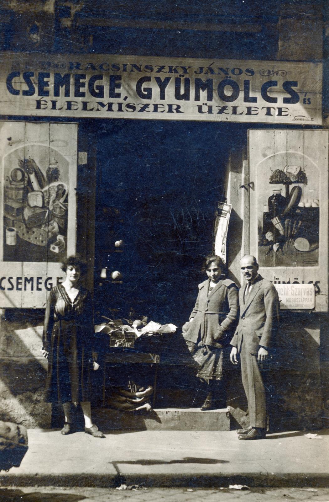 Hungary, Budapest VII., Klauzál utca 20., a felvétel Racsinszky János csemege, gyűmölcs és élelmiszer üzlete előtt készült (később itt a Kéthly Anna tér található)., 1927, Vincent Till Baumgartner, store display, greengrocer, Budapest, standing in door, Fortepan #225528