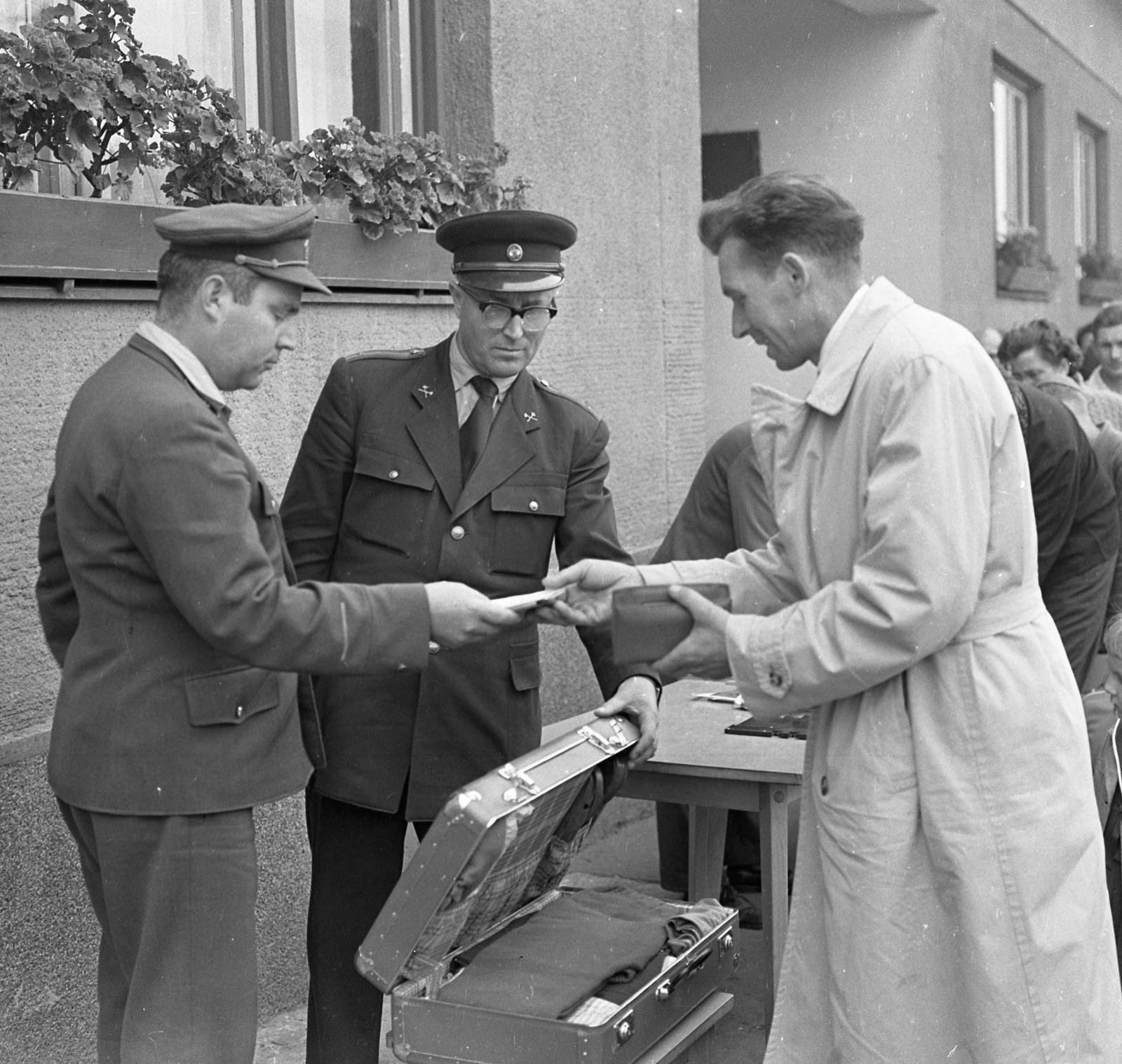 Hungary, Komarno, határállomás, vámvizsgálat., 1964, Magyar Rendőr, custom's office, customs control, Fortepan #22553