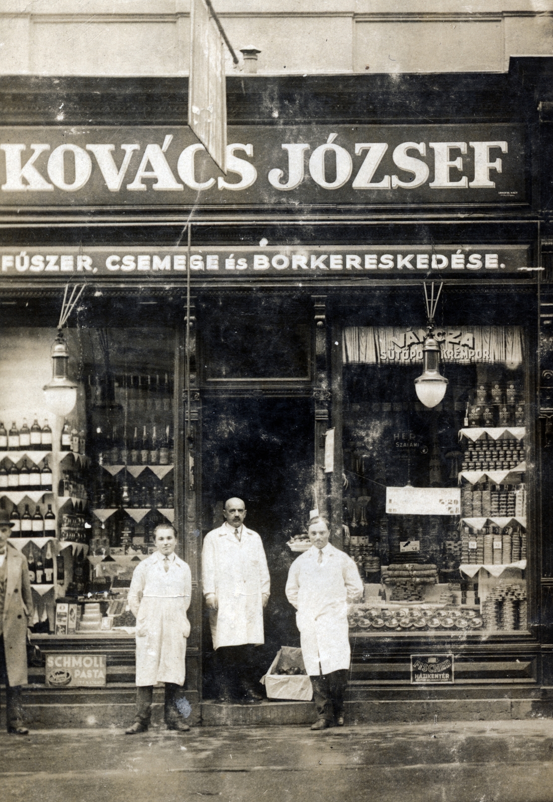 Hungary, Budapest VIII., Baross utca 78., a felvétel Kovács József fűszer, csemege és borkereskedése előtt készült., 1930, Vincent Till Baumgartner, store display, Budapest, Fortepan #225535