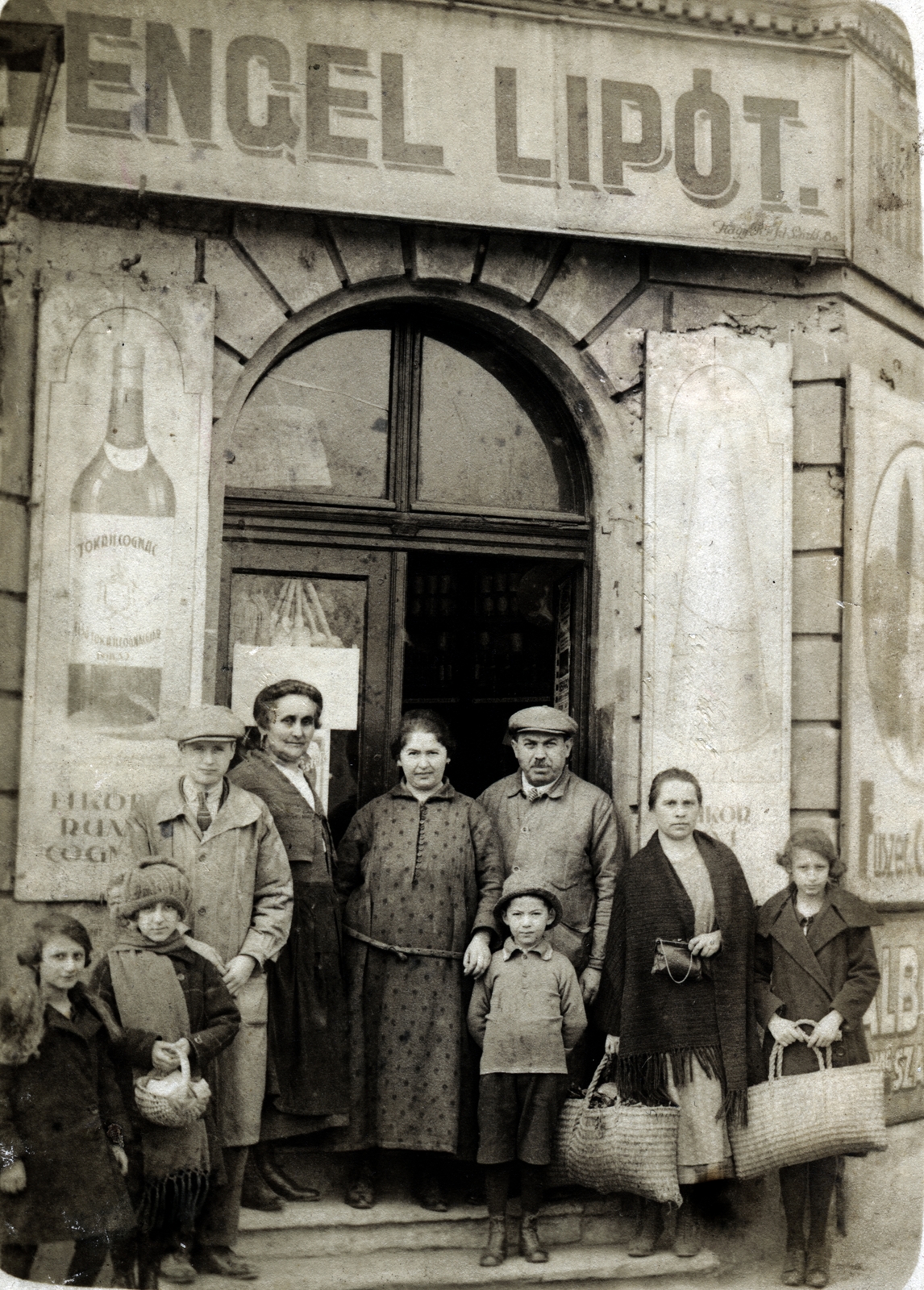 Hungary, Budapest XIII., Tar utca 10., a felvétel a Róbert Károly körút (Hungária felső körút) sarkán Engel Lipót fűszer-csemege kereskedése előtt készült., 1931, Vincent Till Baumgartner, store display, Budapest, Fortepan #225539