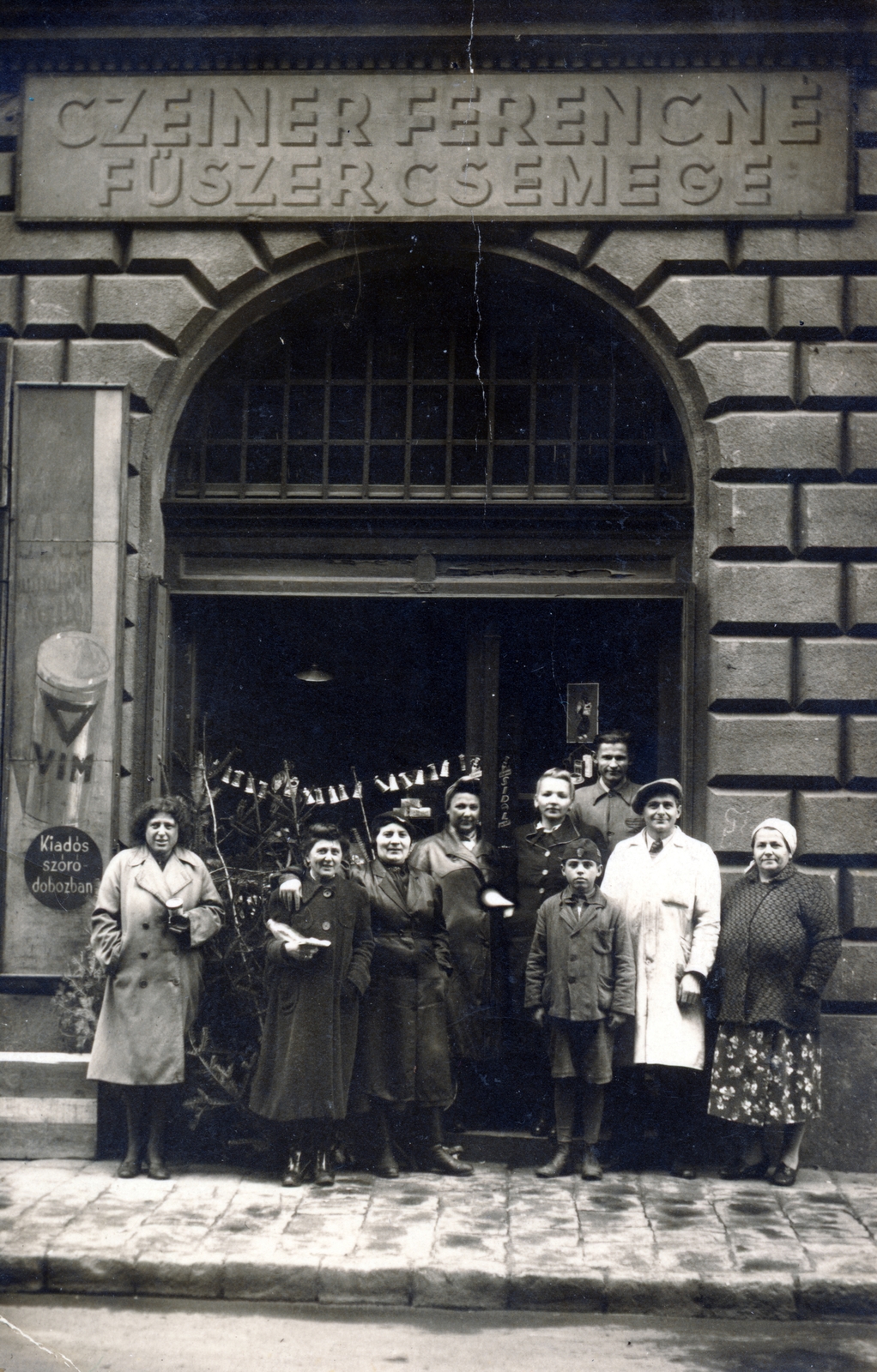 Hungary, Budapest VI., Bajnok utca 34., a felvétel Czeiner Ferencné fűszer, csemege üzlete előtt készült., 1938, Vincent Till Baumgartner, Budapest, store display, tableau, Fortepan #225544