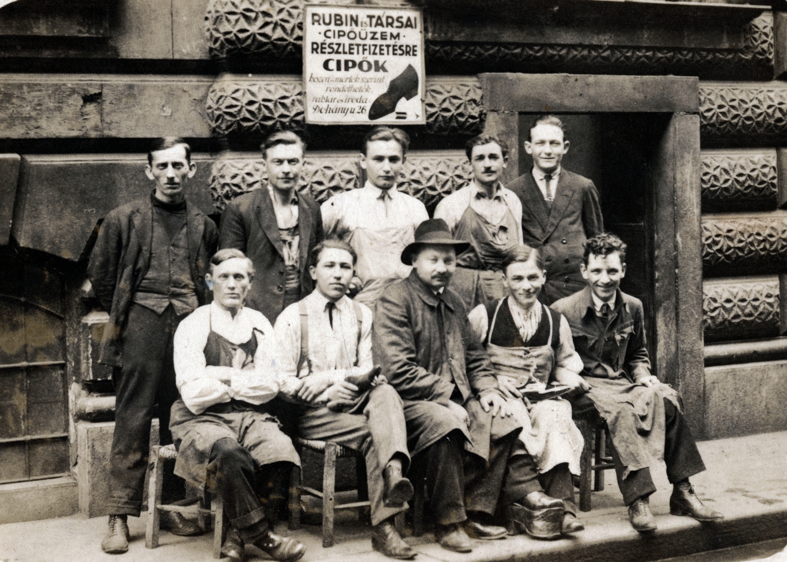 Magyarország, Budapest VII., Kazinczy utca, a felvétel a 6/a szám alatti Rubin és Társai Cipőüzem dolgozóiról készült., 1932, Vincent Till Baumgartner, csoportkép, cipész, üzletportál, kakukktojás, mozgássérült, cipőgyártás, Budapest, Fortepan #225545
