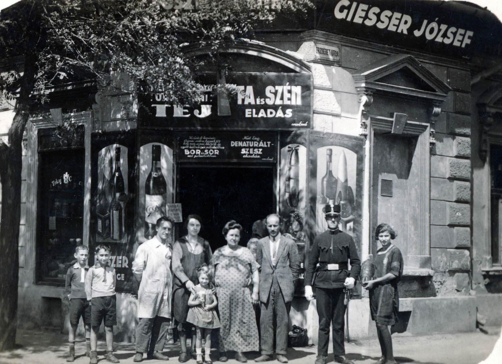 Hungary, Budapest IV., Tavasz utca 30., Giesser József vegyeskereskedése az Erzsébet utca sarkán., 1932, Vincent Till Baumgartner, store display, Budapest, Fortepan #225547