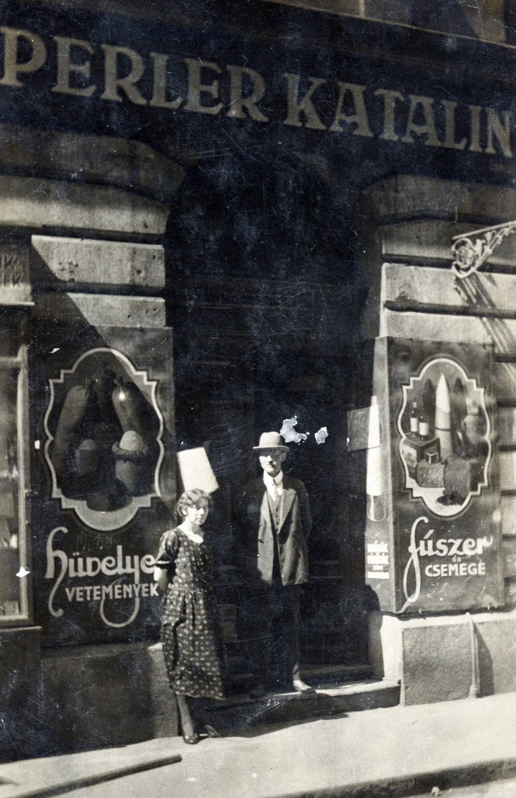 Magyarország, Budapest VII., Klauzál utca 32., a felvétel Perler Katalin fűszer csemege kereskedése előtt készült., 1923, Vincent Till Baumgartner, élelmiszerbolt, üzletportál, városfal, ajtóban állás, Budapest, Fortepan #225559