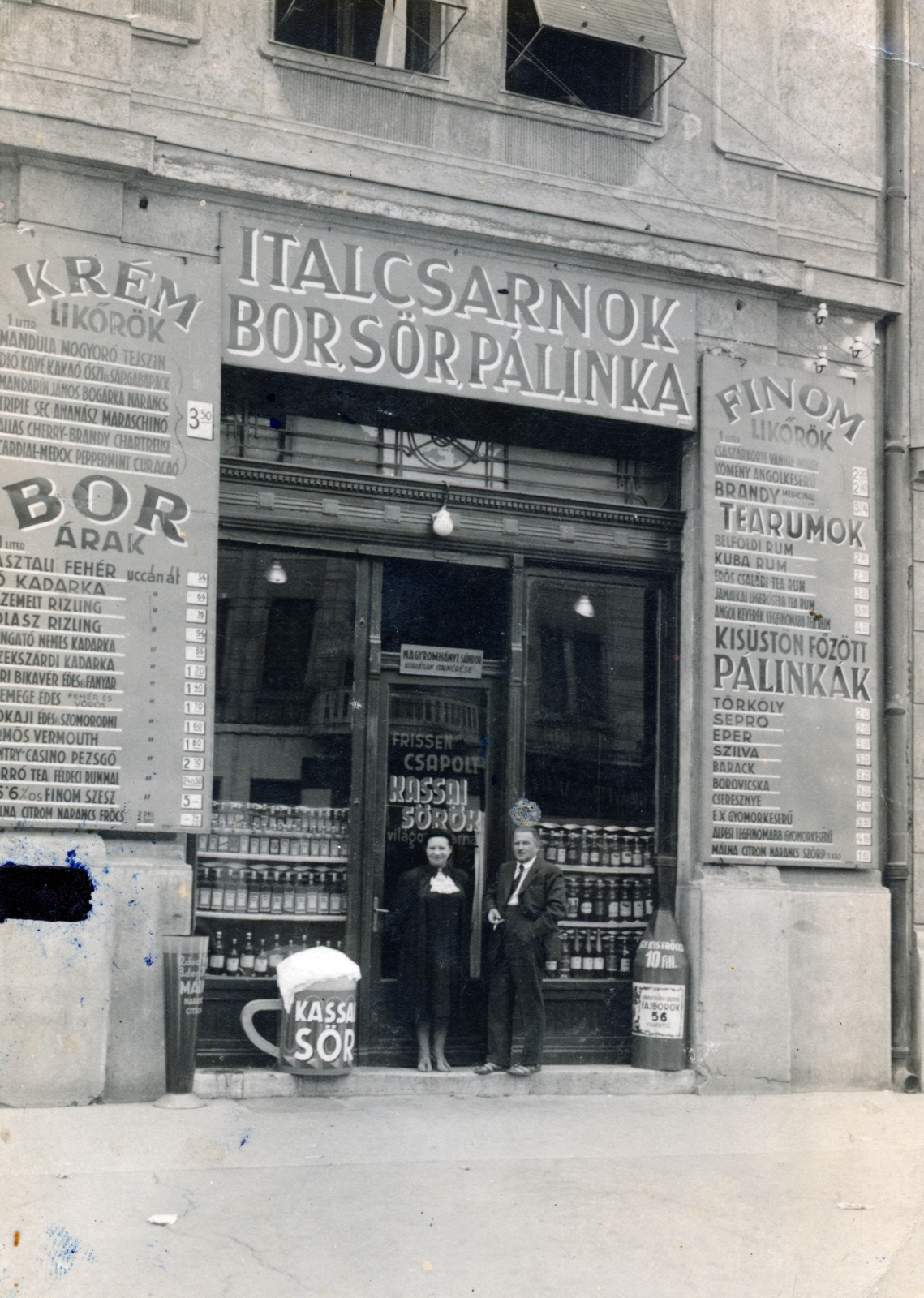 Hungary, Hódmezővásárhely, Dr. Rapcsák András út (Rothermere utca) 1–3., Nagyromhányi Sándor italmérése a Görög-palotában., 1940, Vincent Till Baumgartner, store display, Fortepan #225568