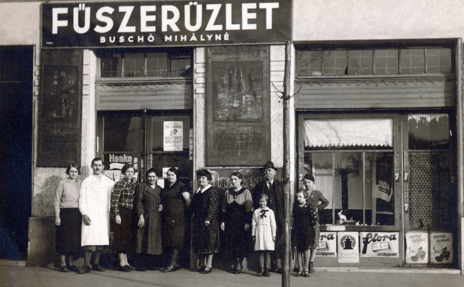 Hungary, Budapest X., Ihász utca 5., a felvétel Buschó Mihályné fűszerüzlete előtt készült., 1937, Vincent Till Baumgartner, store display, tableau, Budapest, Fortepan #225570