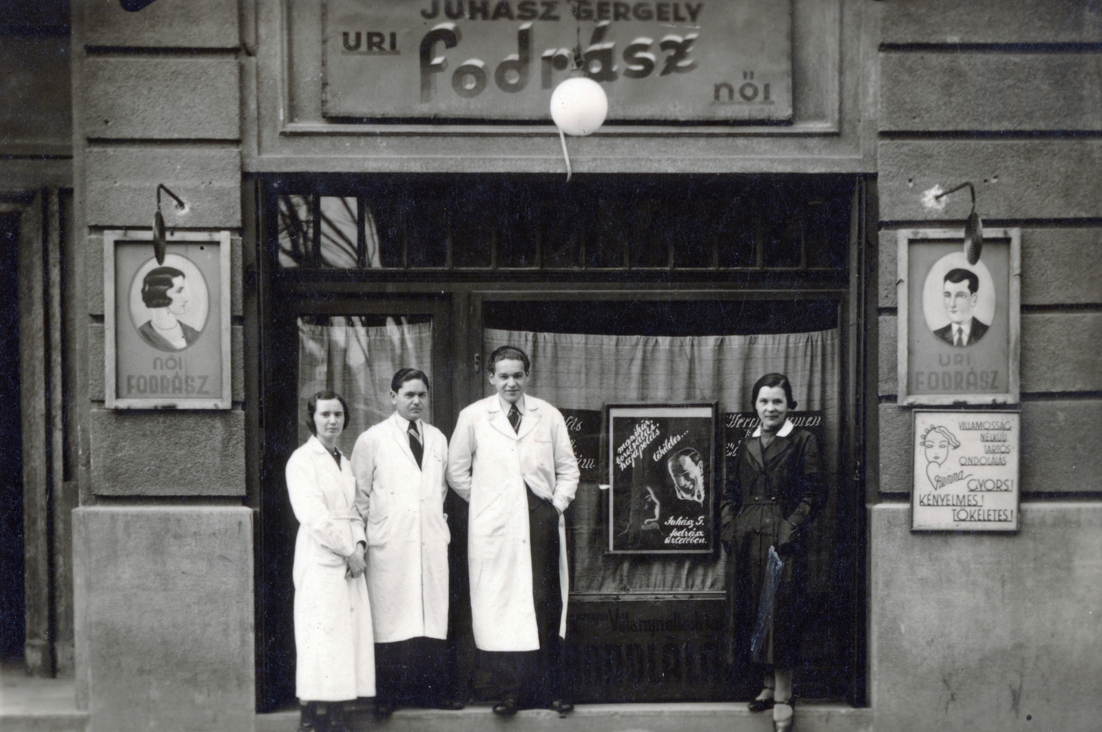 Hungary, Budapest XIV., Angol utca 44. (ekkor 26.), a felvétel Juhász Gergely uri és női fodrászata előtt készült., 1933, Vincent Till Baumgartner, store display, hairdresser, Budapest, hairdresser, Fortepan #225571