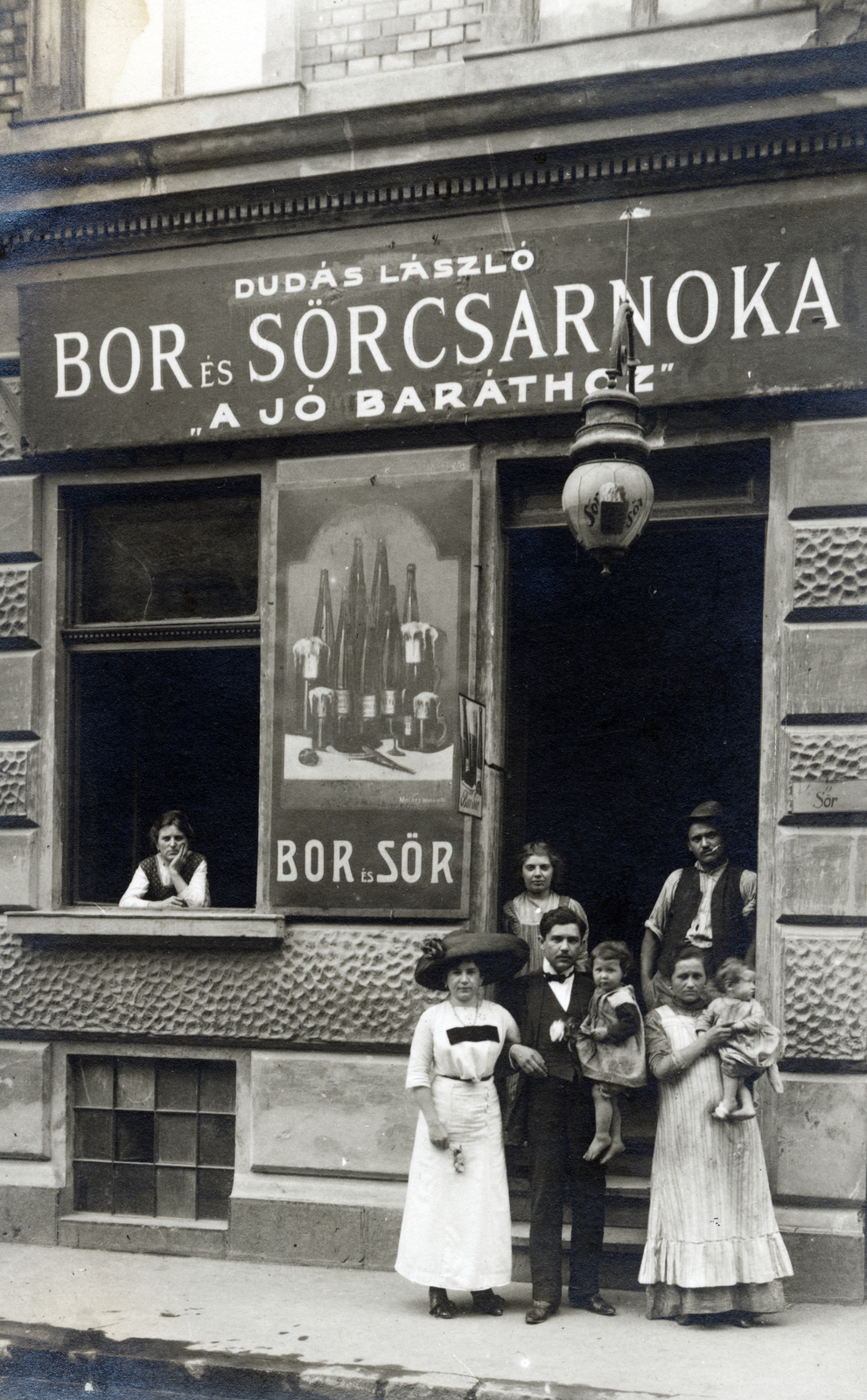 Hungary, Budapest VIII., Nagy Templom utca, a felvétel 29. számú ház, Dudás László bor és sörcsarnoka "A jó baráthoz" előtt készült., 1912, Vincent Till Baumgartner, Best of, store display, pub, Budapest, standing in door, Fortepan #225574