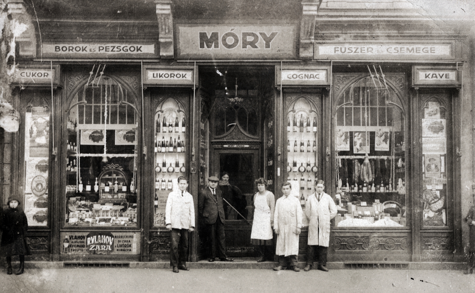 Magyarország, Budapest VIII., Űllői út 34., a felvétel Móry János Fűszer és Csemege, borok, pezsgő kereskedése előtt készült., 1913, Vincent Till Baumgartner, üzletportál, Budapest, élelmiszerbolt, ajtóban állás, Fortepan #225576