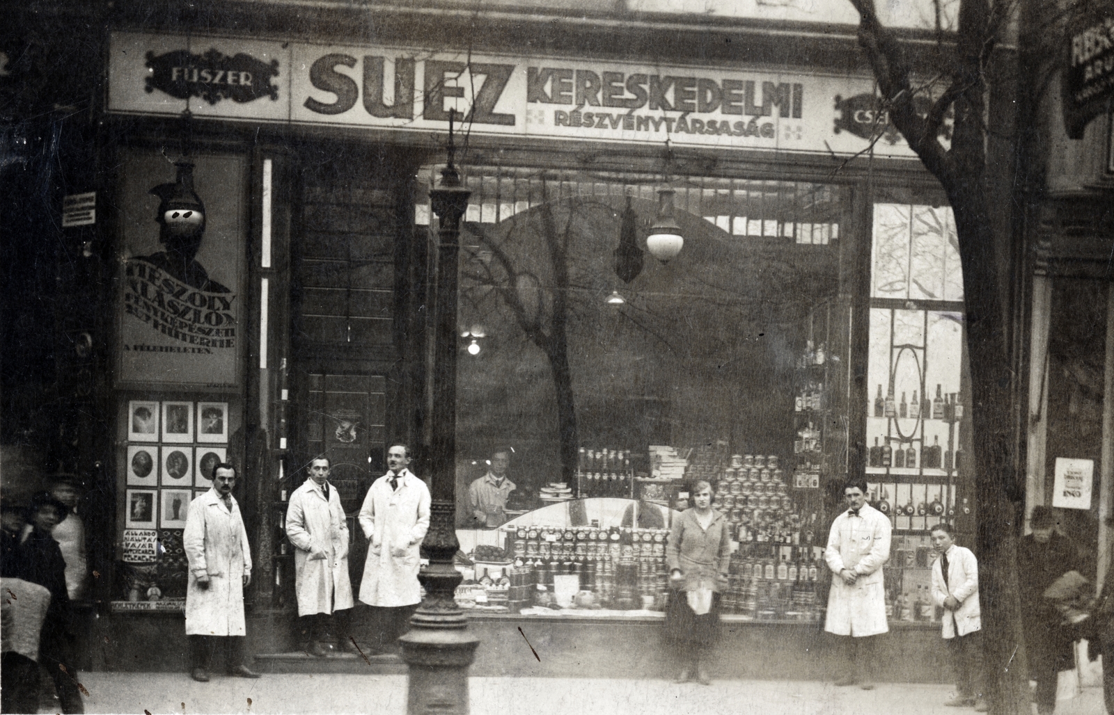Magyarország, Budapest V., Károly körút 22., a felvétel a Suez kereskedelmi részvénytársaság üzlete előtt készült., 1923, Vincent Till Baumgartner, üzletportál, Budapest, ajtóban állás, Fortepan #225577