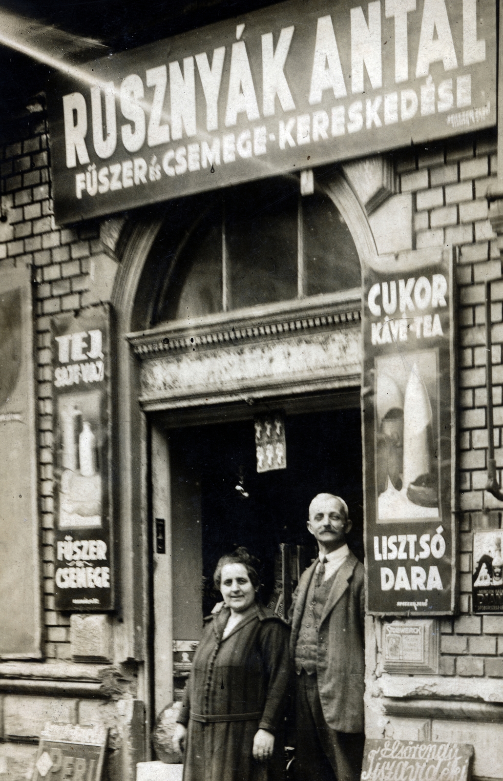 Hungary, Budapest XIV., Thököly út, a felvétel az 53-as számú ház, Rusznyák Antal csemege-fűszer kereskedése előtt készült., 1929, Vincent Till Baumgartner, store display, Budapest, hardware store, enamel sign, Fortepan #225581