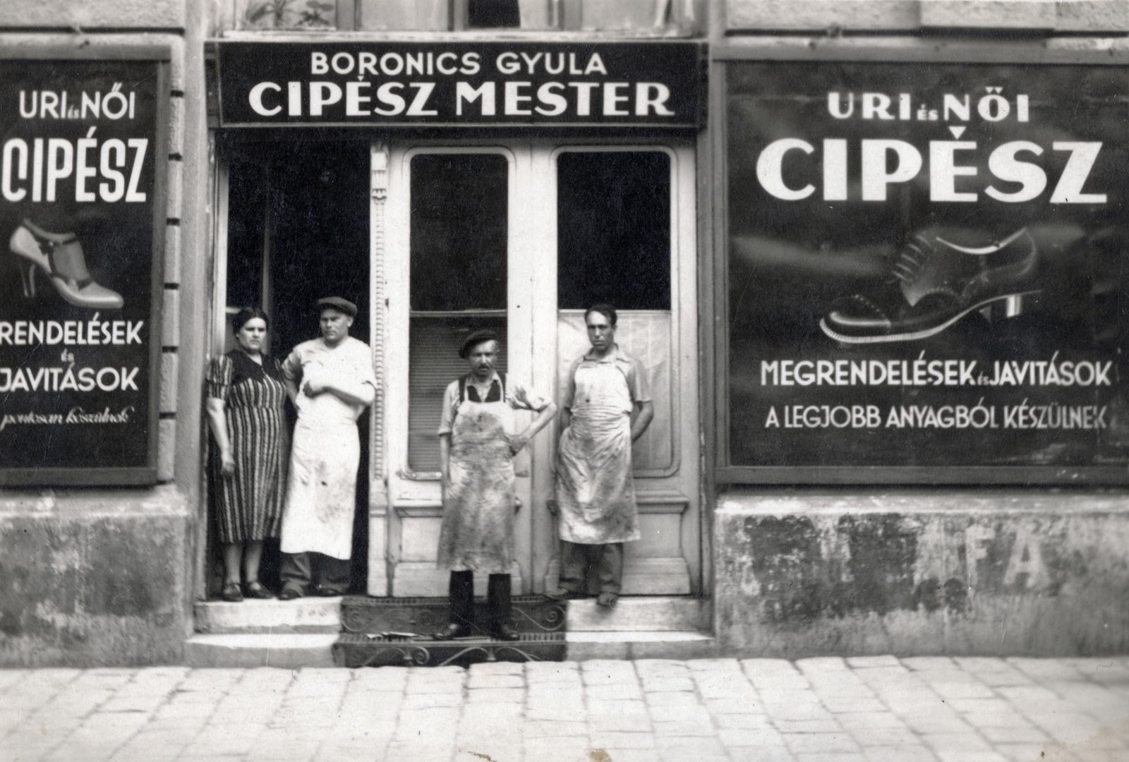 Magyarország, Budapest VIII., Baross utca 122., a felvétel Boronics Gyula cipészmester műhelye előtt készült., 1933, Vincent Till Baumgartner, cipész, üzletportál, Budapest, Fortepan #225584