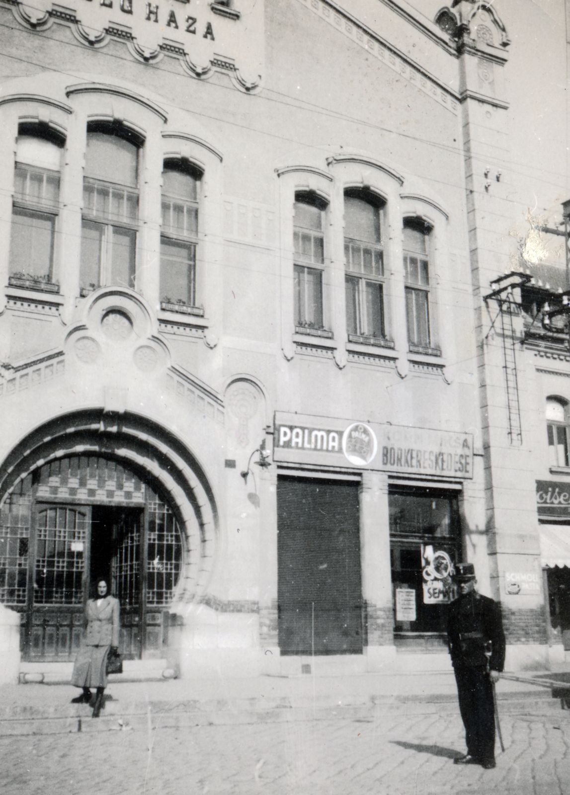 Magyarország, Törökszentmiklós, Kossuth Lajos utca, a Városháza (később Polgármesteri Hivatal)., 1931, Vincent Till Baumgartner, középület, rendőr, üzletportál, Pálma-márka, Fortepan #225597