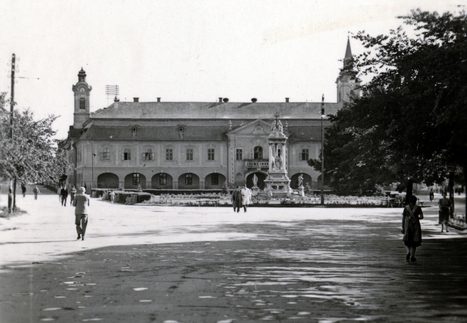 Hungary, Esztergom, Széchenyi tér, szemben a Szentháromság-szobor és mögötte a Városháza (később Polgármesteri Hivatal)., 1939, Vincent Till Baumgartner, public building, Fortepan #225626