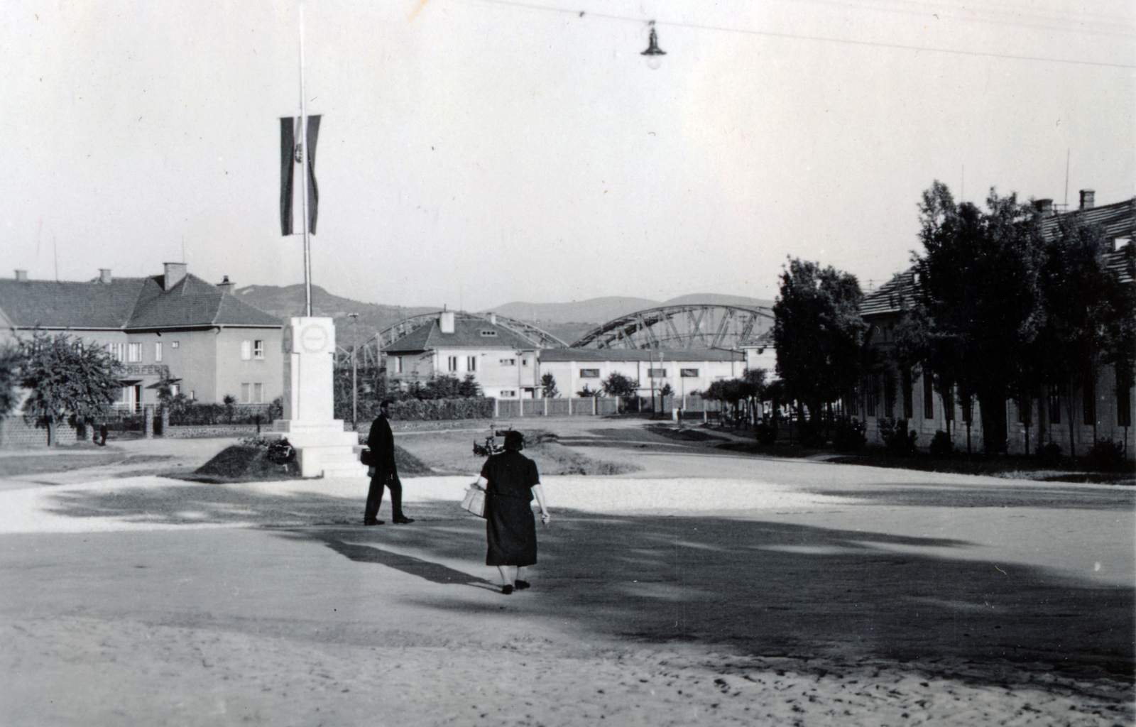 Slovakia, Štúrovo, Szabadság tér, országzászló, a háttérben a Mária Valéria híd., 1939, Vincent Till Baumgartner, monument, Fortepan #225631
