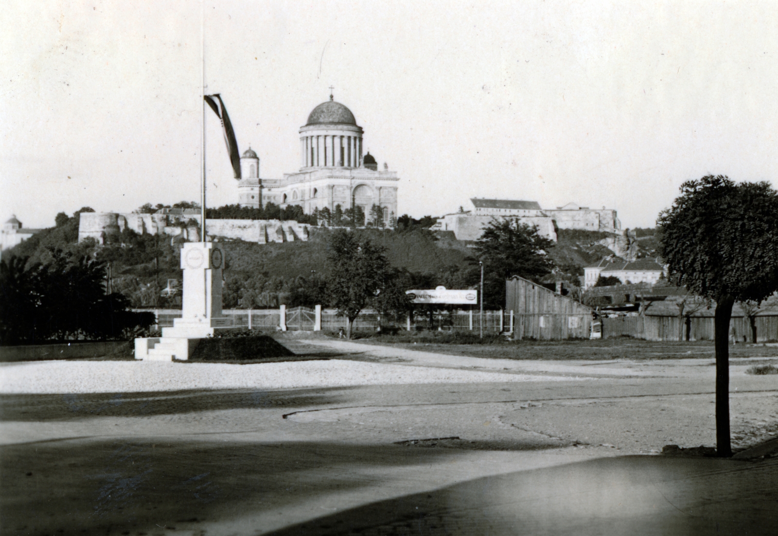 Slovakia,Hungary, Štúrovo,Esztergom, Szabadság tér, országzászló, a háttérben az esztergomi Bazilika., 1939, Vincent Till Baumgartner, basilica, Fortepan #225632