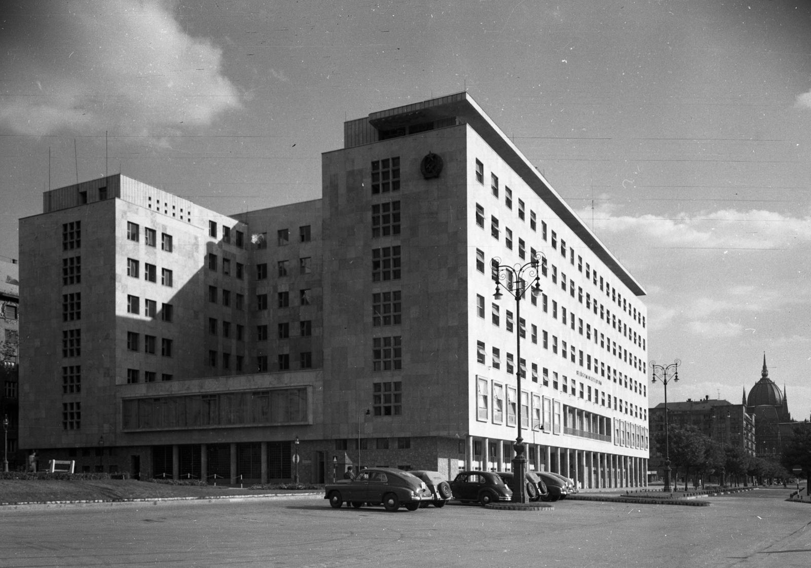 Magyarország, Budapest V., Jászai Mari tér, Belügyminisztérium épülete, a mai Képviselői Irodaház ("Fehér Ház")., 1950, Magyar Rendőr, közlekedés, jármű, szovjet gyártmány, GAZ-márka, utcakép, GAZ M20 Pobeda, Budapest, modern építészet, irodaház, Fortepan #22564