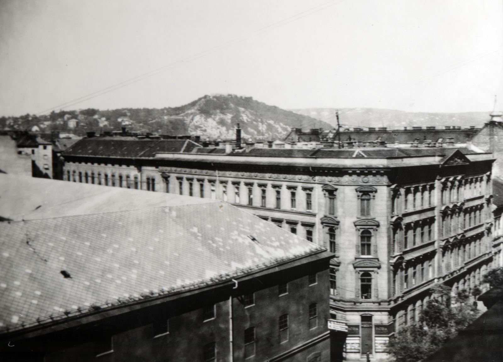 Magyarország, Budapest VIII.,Budapest IX., Üllői út, kilátás a Pázmány Péter Tudományegyetem (később Semmelweis Egyetem Bőr- és Nemikórtani és Bőronkológiai Klinika) épületének tetejéről. Balra a dohánygyár épülete (az elbontása után később Markusovszky tér), mögötte a Köztelek utca, 1938, Csonka Sándor, gyógyintézmény, Budapest, Fortepan #225656