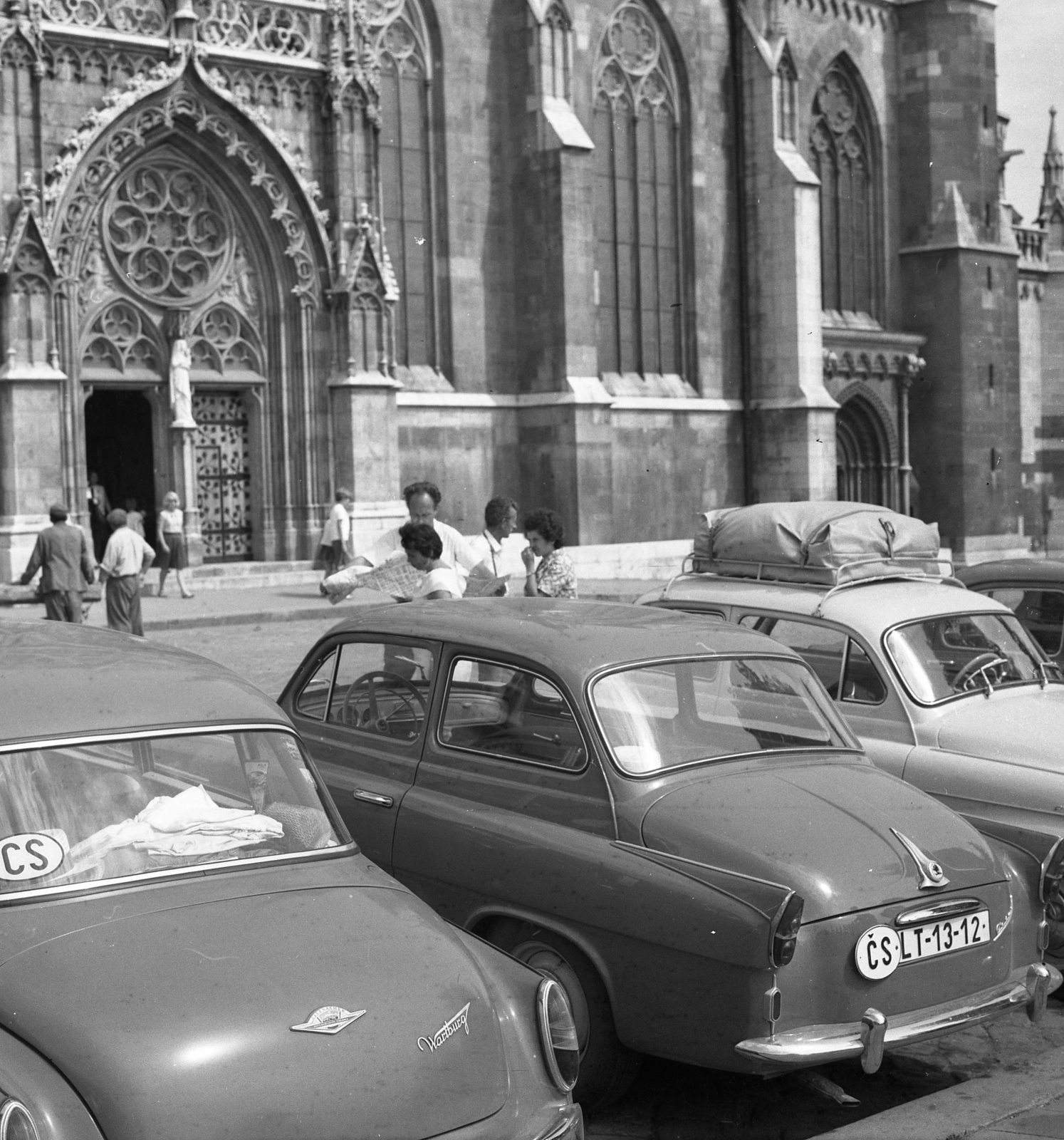 Magyarország, budai Vár, Budapest I., Szentháromság tér, Mátyás-templom., 1965, Magyar Rendőr, utcakép, életkép, Skoda-márka, Wartburg-márka, automobil, Skoda Octavia, Wartburg 311/312, rendszám, Budapest, tetőcsomagtartó, országjelzés, Fortepan #22566