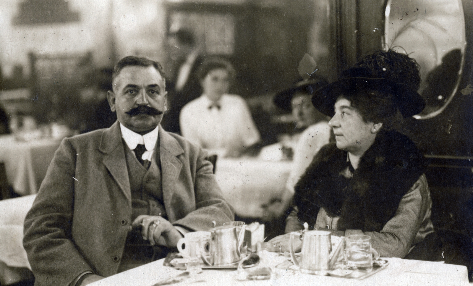 1916, Csonka Sándor, interior, hospitality, man and woman, cigar, Fortepan #225668