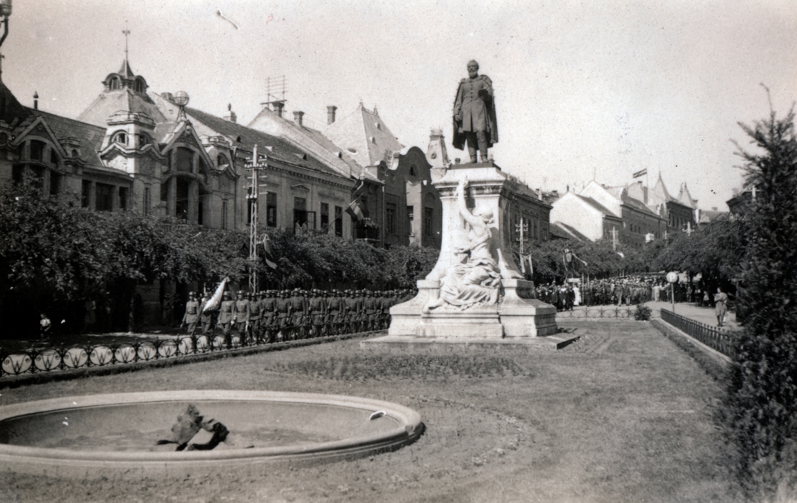 Hungary, Szekszárd, Garay tér, szemben Garay János szobra (Szárnovszky Ferenc, 1898.)., 1931, Csonka Sándor, Fortepan #225688