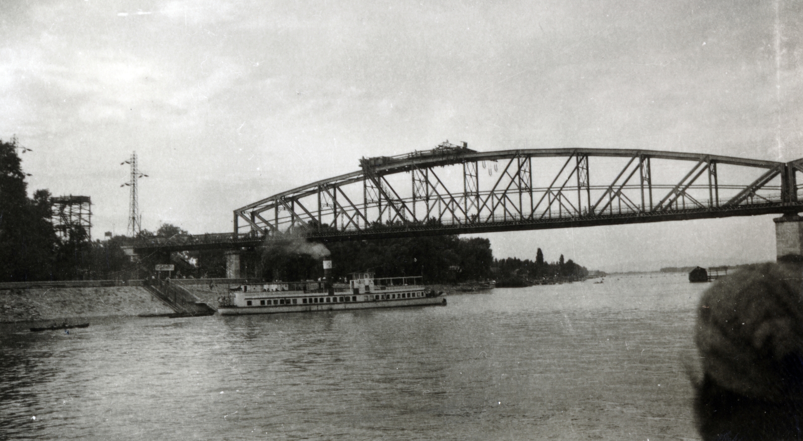 Hungary, Budapest IV., Újpesti vasúti híd, hajókikötő a Duna-parton a Váci út mellett., 1931, Csonka Sándor, Budapest, Fortepan #225689