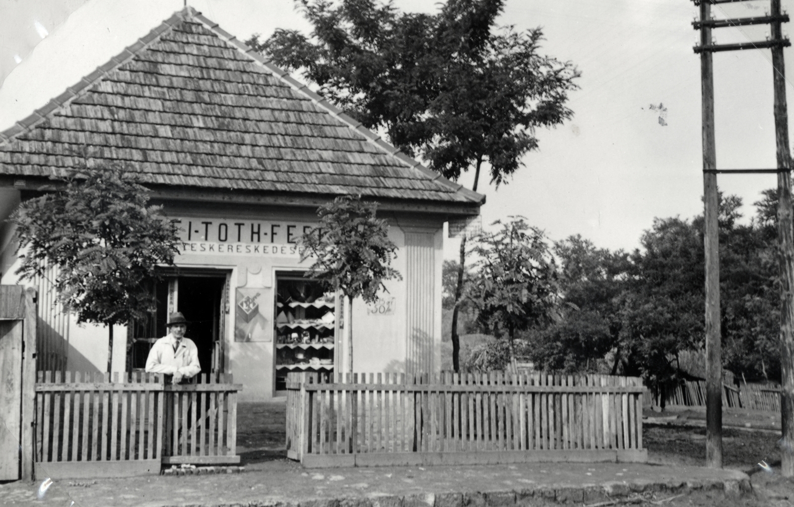 1938, Csonka Sándor, üzletportál, falu, kirakat, bolt, léckerítés, vegyesbolt, Fortepan #225696