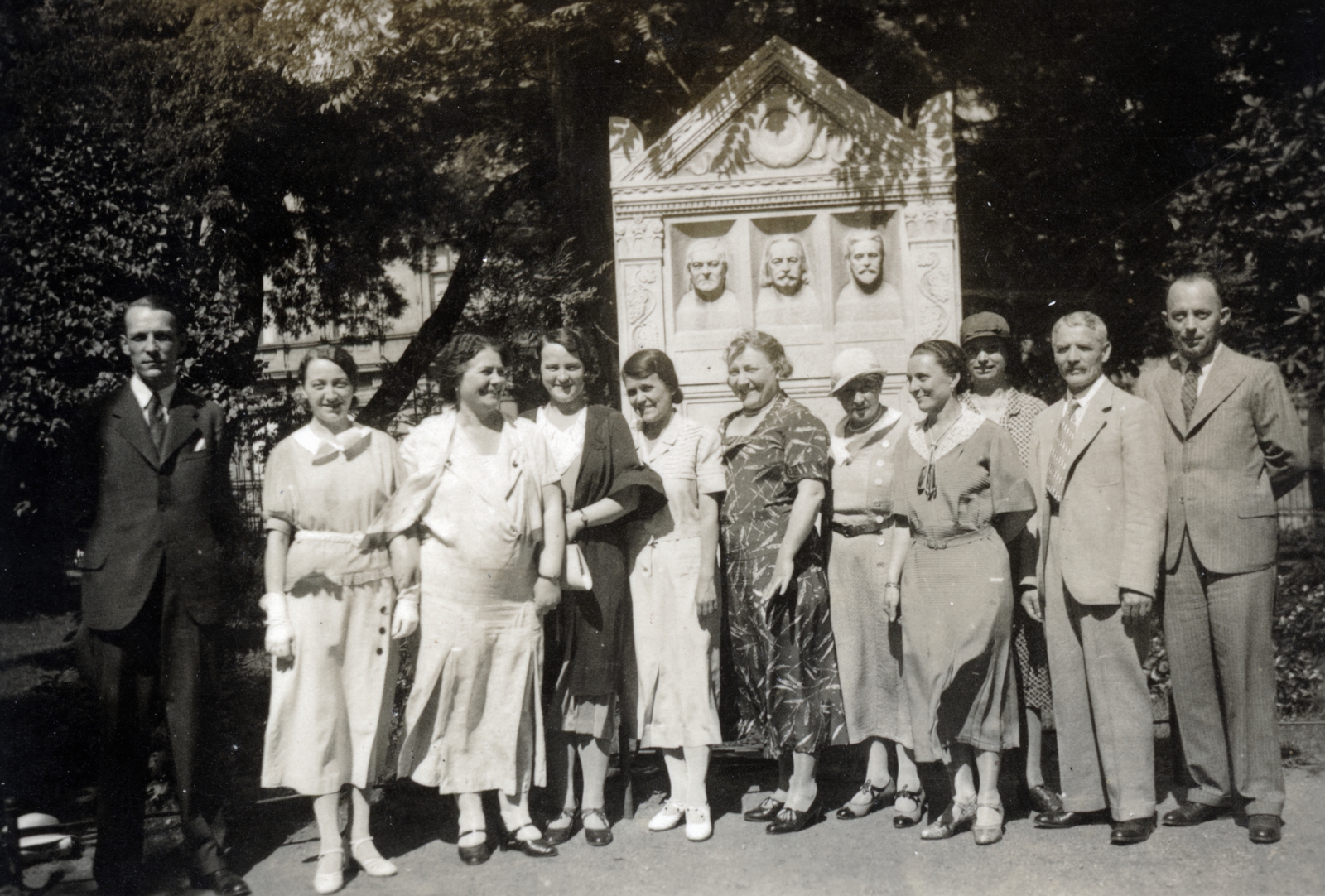 Hungary, Budapest VIII., Múzeumkert, a felvétel a Régészek emléke (Damkó József, 1916.) előtt készült. Az emlékművön Rómer Flóris, Pulszky Ferenc és Hampel József domborműves arcképe látható., 1935, Porgeth Imre, Budapest, Fortepan #225723