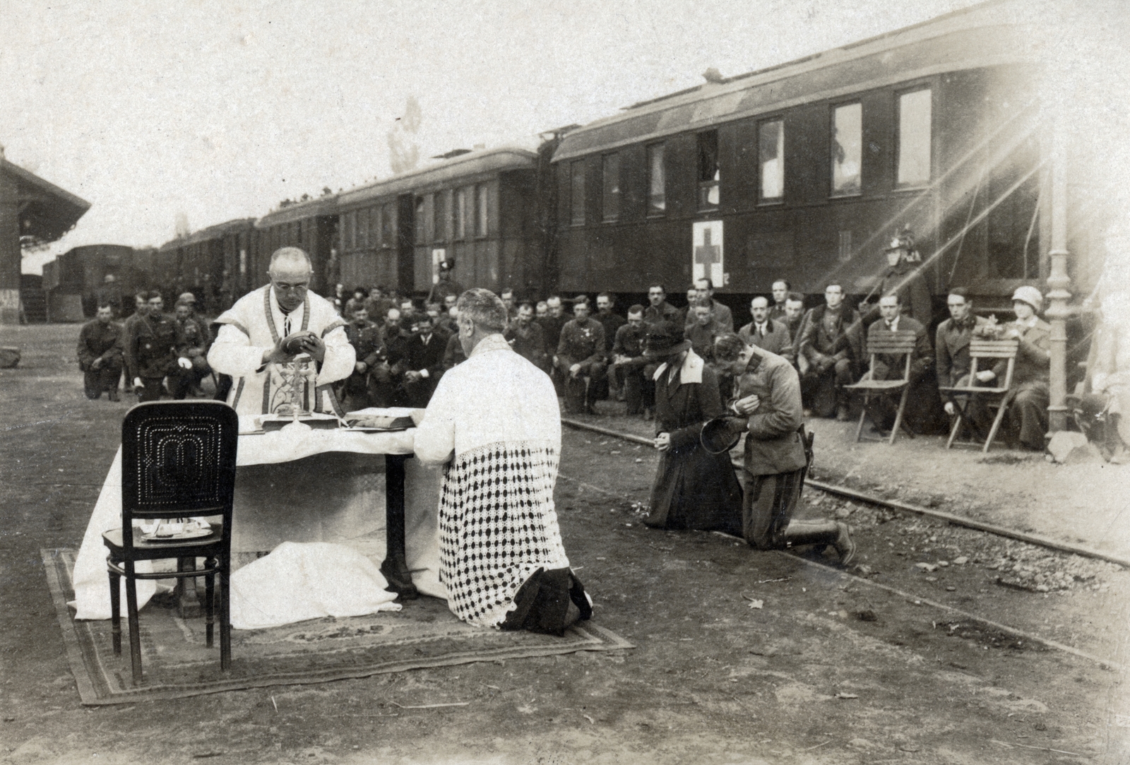 Magyarország, Biatorbágy, vasútállomás, jobbra térdel IV. Károly király és Zita királyné, a trón elfoglalására tett második kisérlet során. Tábori mise 1921. október 22-én., 1921, Porgeth Imre, vagon, Fortepan #225729