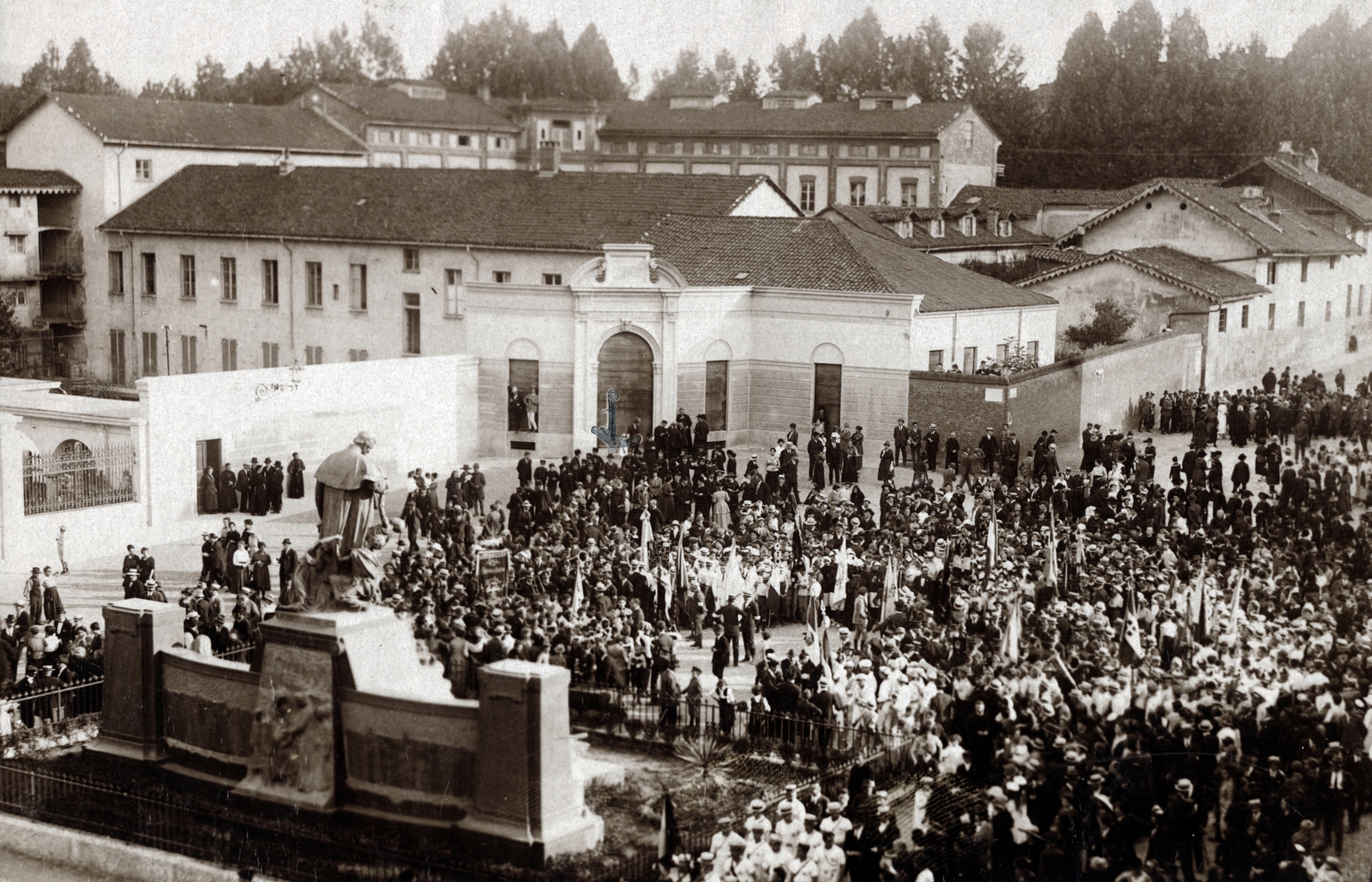 Olaszország, Torino, Piazza Maria Ausiliatrice, Bosco Szent János (Giovanni Bosco / Don Bosco) emlékműve a Segítő Szűz Mária-bazilika (Basilica santuario di Maria Ausiliatrice) előtt., 1921, Porgeth Imre, Fortepan #225732