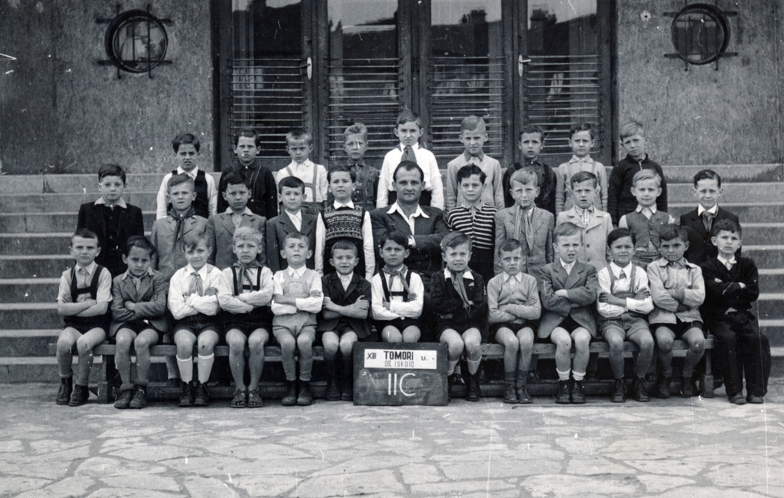 Hungary, Budapest XIII., Tomori utca 2., a felvétel az általános iskola kapuja előtt készült, csoportkép egy másodikos osztályról., 1954, Szabó Farkas Edit, class photo, Budapest, Fortepan #225809