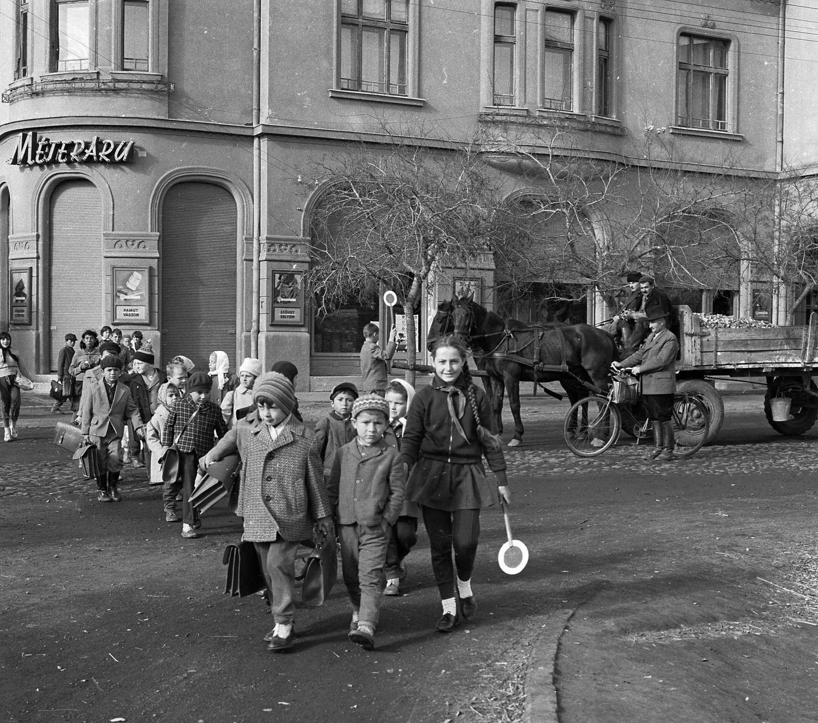 Magyarország, Balmazújváros, Városháza., 1965, Magyar Rendőr, cégtábla, lovaskocsi, Fortepan #22583