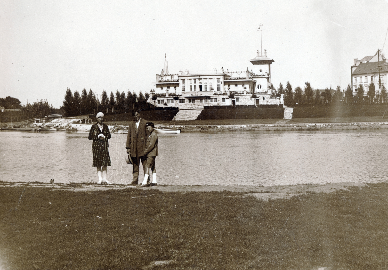 Hungary, Győr, a Mosoni-Duna partja a Rába torkolata és a Kossuth híd között. A túlparton a Győri Torna és Evezős Egylet (később Rába ETO, ma Győri Vízügy-Spartacus Evezős Klub) csónakháza., 1931, Szabó Farkas Edit, Fortepan #225838