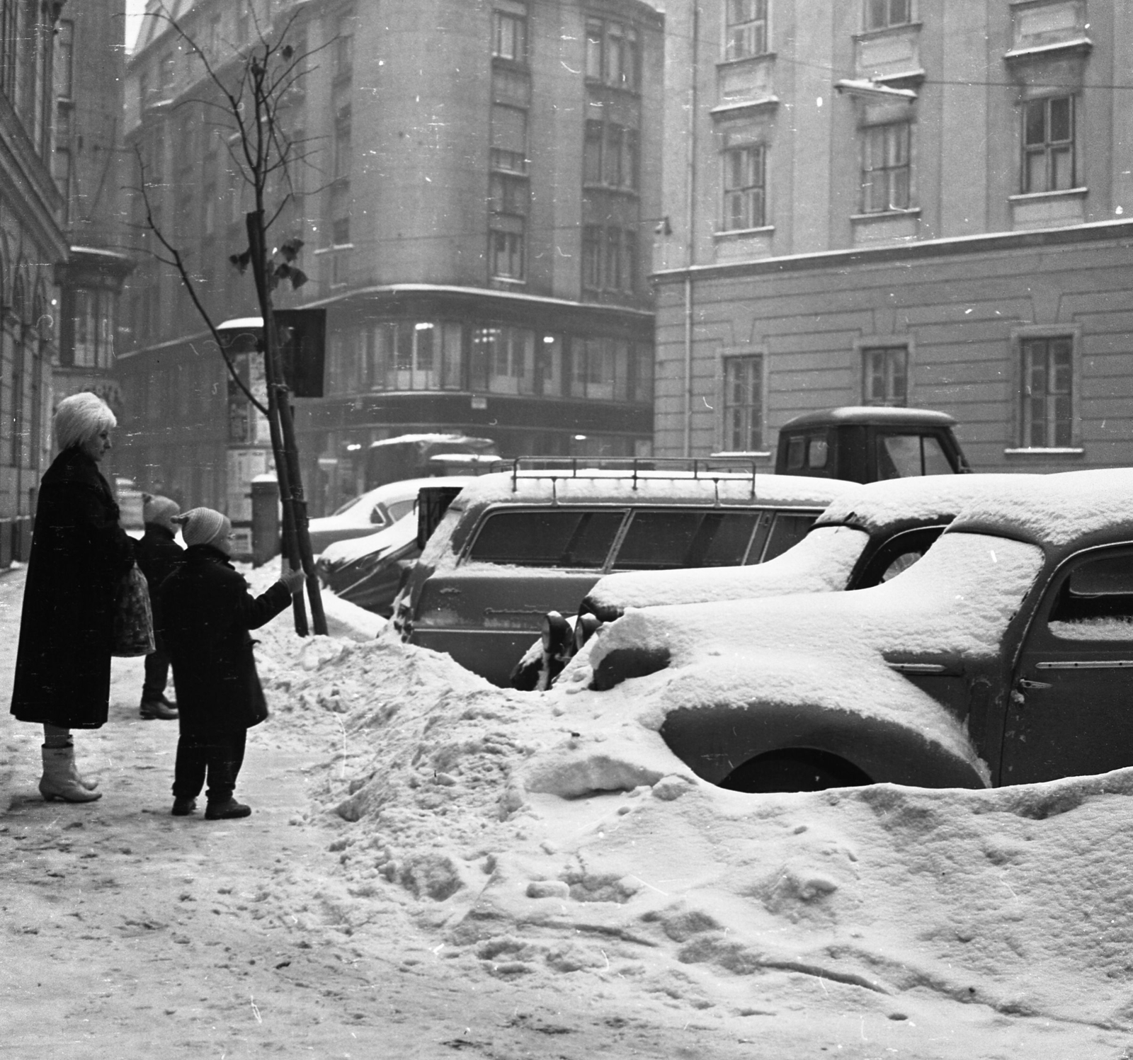 Magyarország, Budapest V., Kamermayer Károly tér, szemben a Pilvax köz és a Városház utca sarok., 1965, Magyar Rendőr, tél, hó, Budapest, parkoló, Fortepan #22586