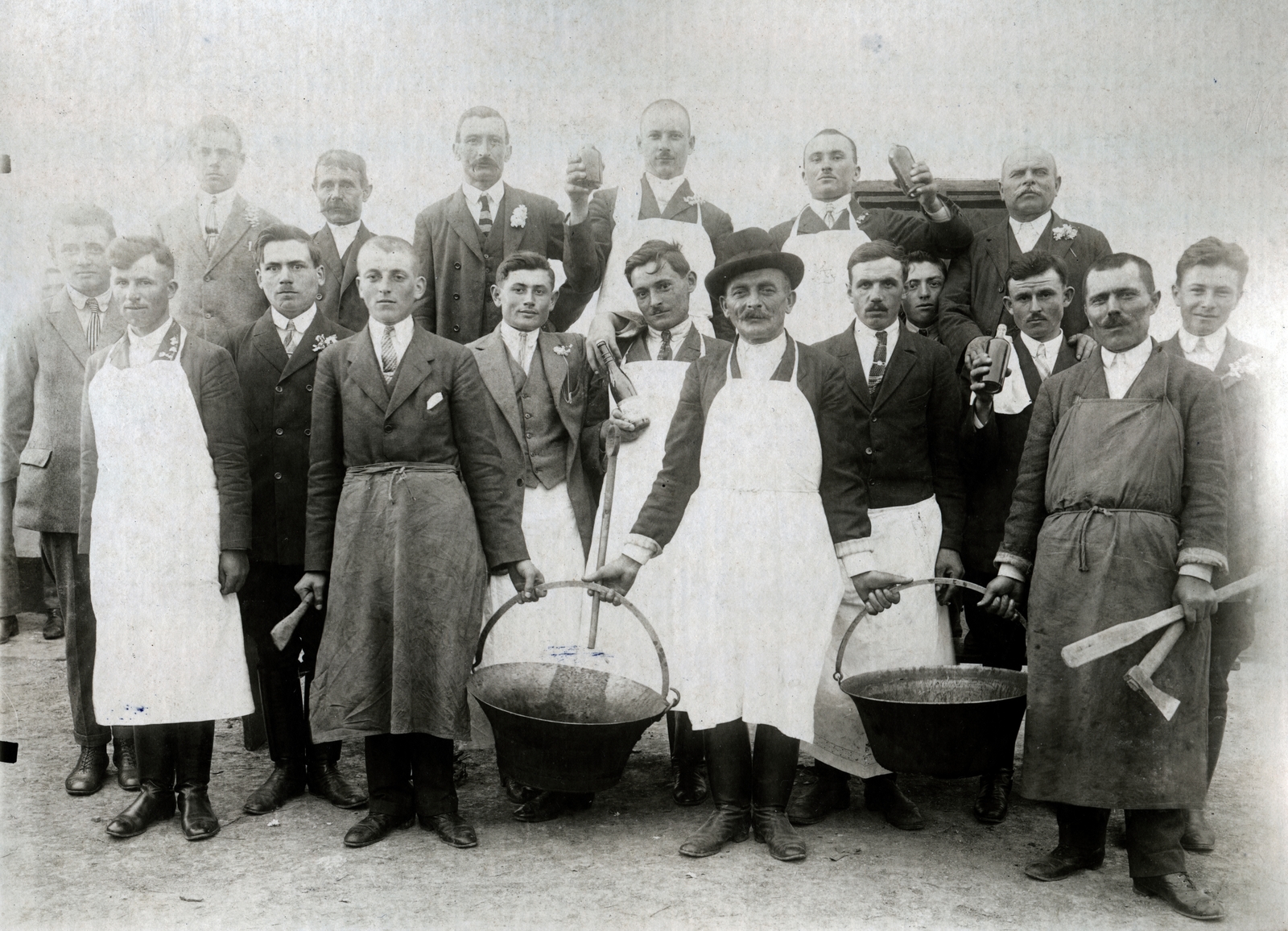 Hungary, Makó, a Bogárzói Gazdasági Olvasókör rendkívüli közgyűlését követő ünnepség résztvevői, a felvétel 1928. április 22-én készült., 1928, Karsai Magdolna, tableau, cauldron, Fortepan #225940