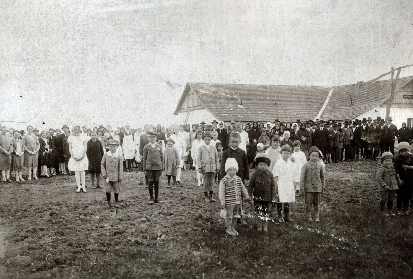 Hungary, Makó, a Bogárzói Gazdasági Olvasókör rendkívüli közgyűlését követő ünnepség résztvevői, a felvétel 1928. április 22-én készült., 1928, Karsai Magdolna, shadoof, farmhouse, kid, folk costume, tableau, Fortepan #225942
