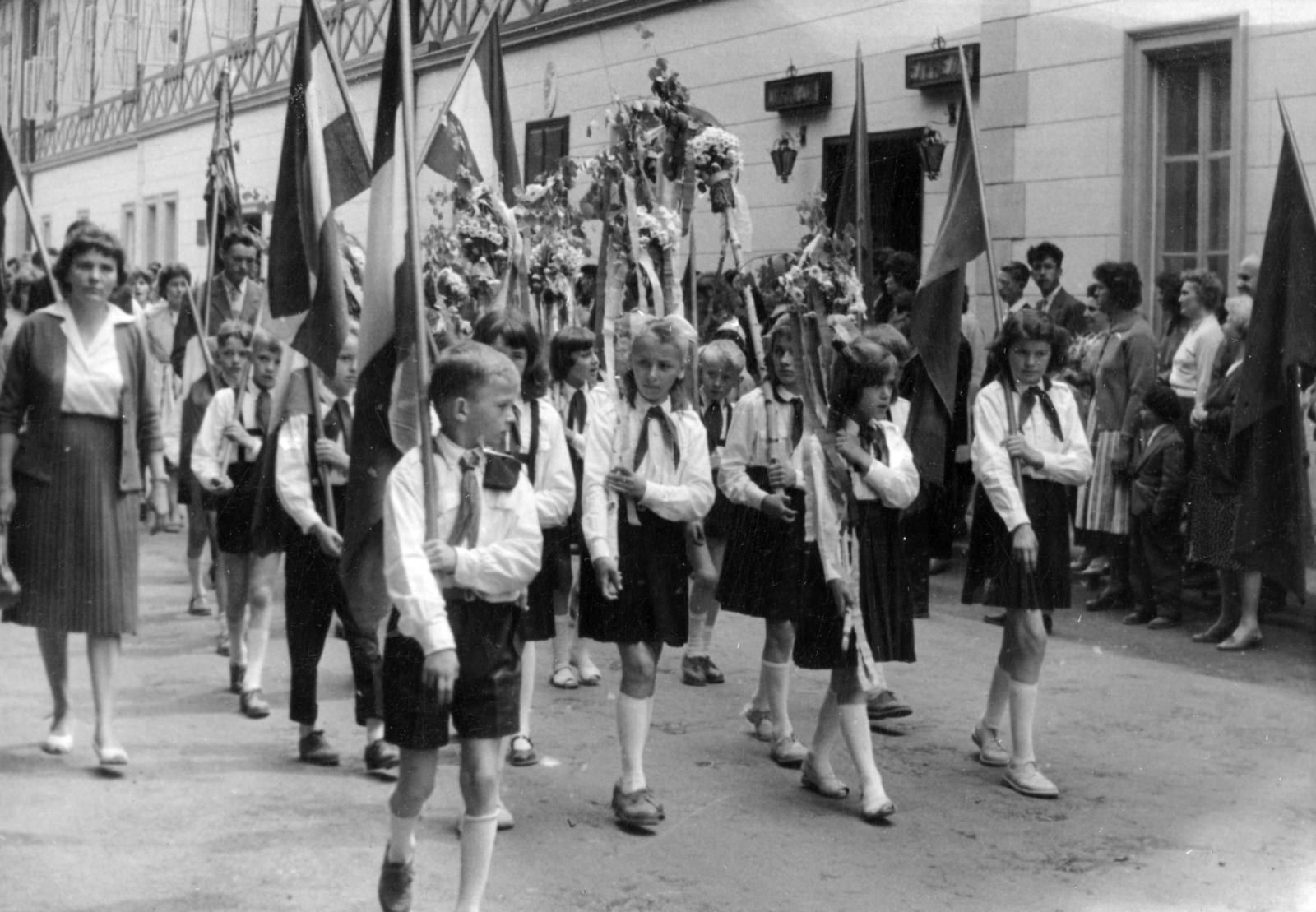 Hungary, untitled, Parádfürdő, a 24-es főút az Erzsébet szálló előtt., 1958, Bónis József, hold in arms, march, carrying, maypole, school uniform, Fortepan #225949