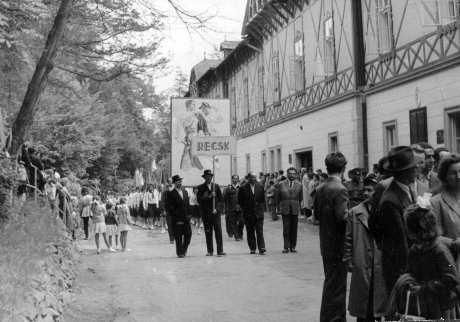 Hungary, untitled, Parádfürdő, a 24-es főút az Erzsébet szálló előtt., 1958, Bónis József, banner, march, Fortepan #225950