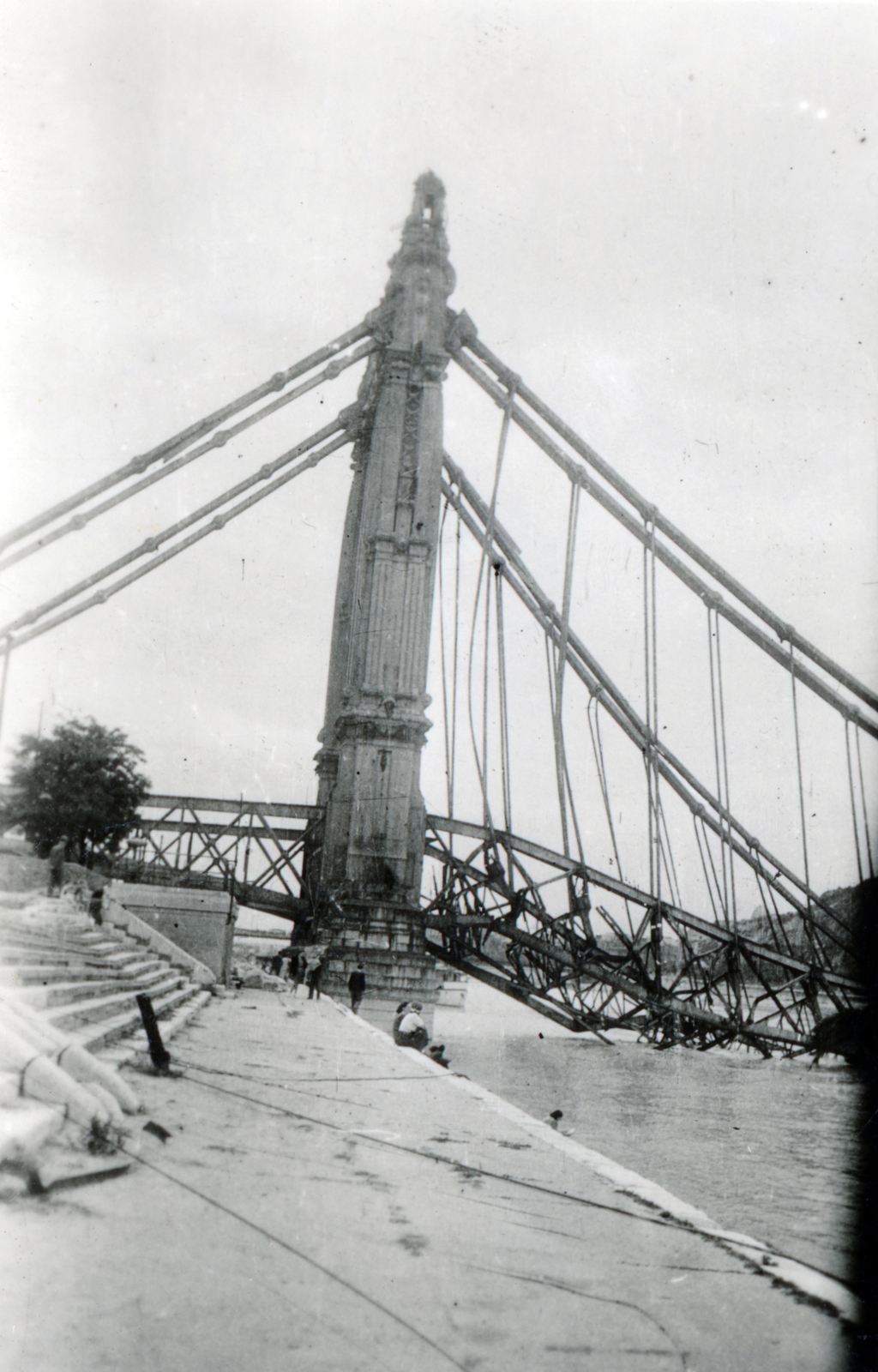 Magyarország, Budapest V., pesti alsó rakpart, szemben a lerombolt Erzsébet híd pesti hídfője., 1947, Bónis József, hídroncs, rakpart, Budapest, Fortepan #225956