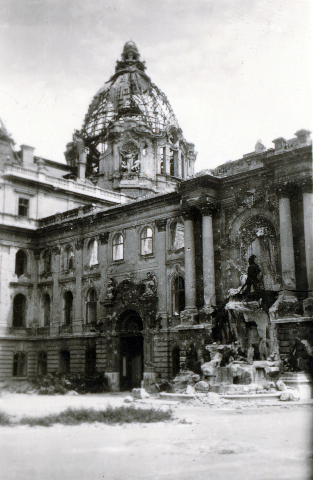 Magyarország, budai Vár, Budapest I., a Királyi Palota (később Budavári Palota) Hunyadi udvara, jobbra a Mátyás király kút., 1947, Bónis József, háborús kár, épületkár, kupola, szoborcsoport, Budapest, Fortepan #225958