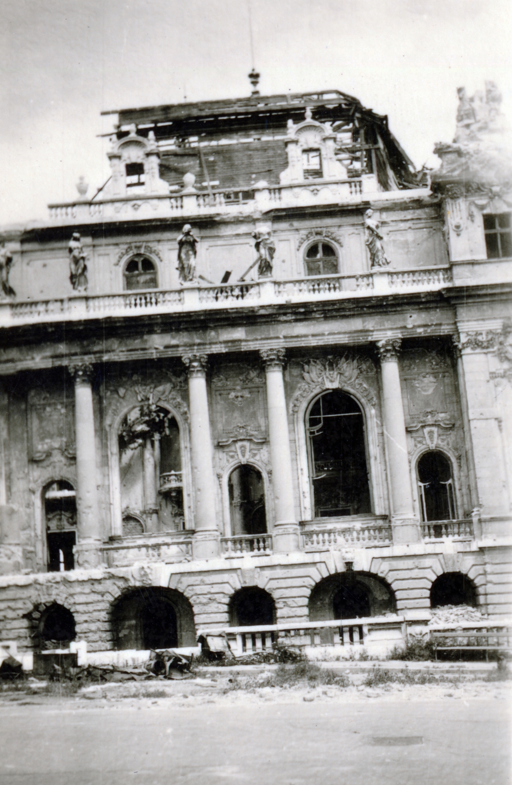 Hungary, Budapest I., a Királyi Palota (később Budavári Palota) Hunyadi udvara. A kitört ablakokon keresztül a romos bálterem látható., 1947, Bónis József, Budapest, palace, war damage, slanted, Fortepan #225959