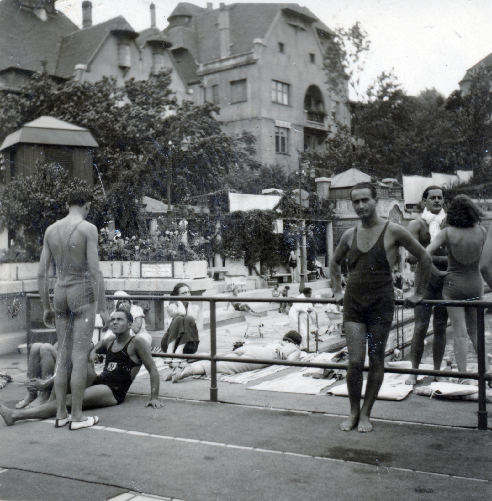 Magyarország, Budapest XI., Gellért Gyógyfürdő, napozóterasz a hullámmedencénél, háttérben a Kemenes utca házai., 1932, Bónis József, Budapest, Fortepan #225971