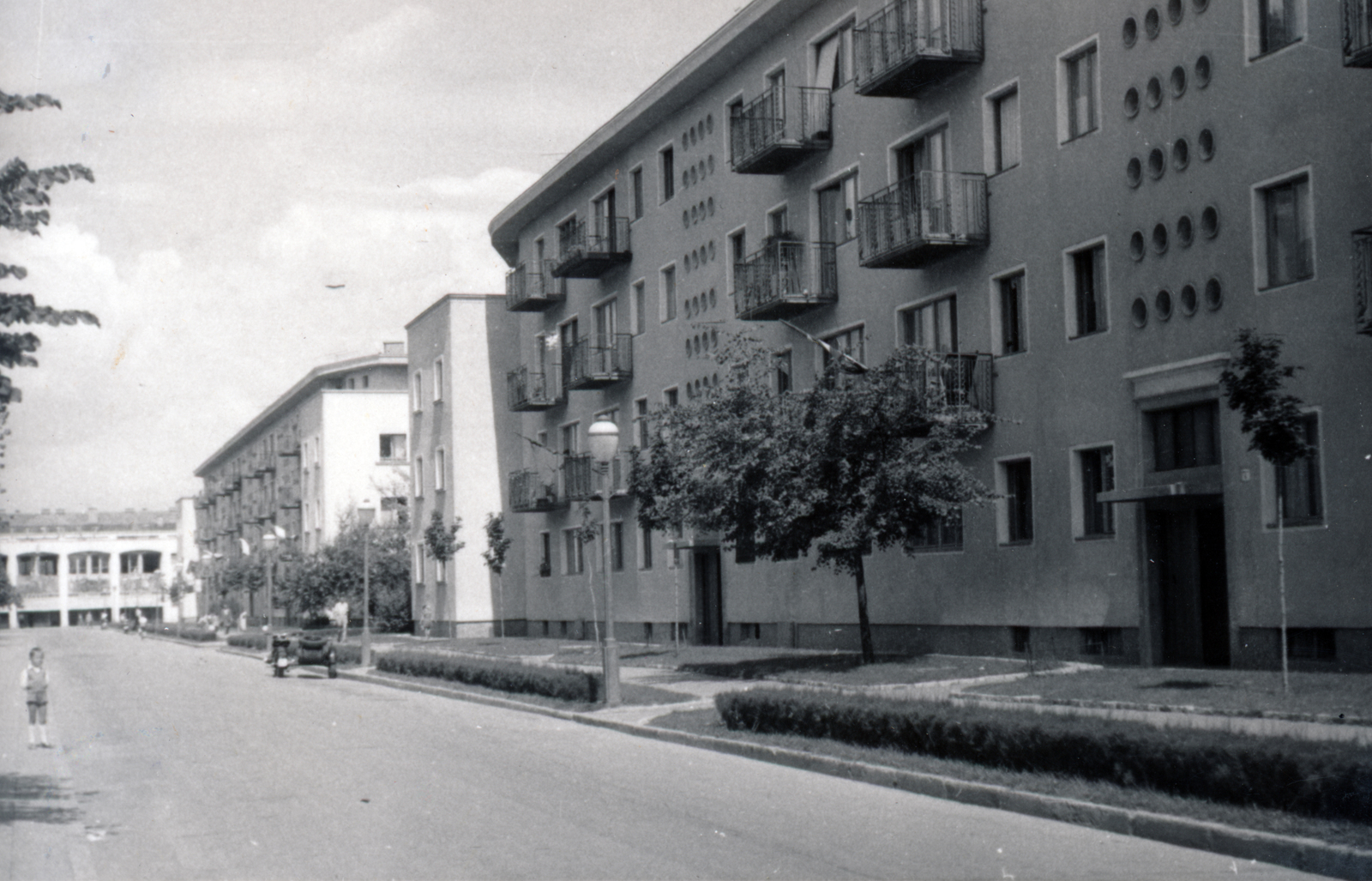 Magyarország, Dunaújváros, (Sztálinváros), Május 1. utca a Babits Mihály utca felé nézve., 1960, Bónis József, lakótelep, utcakép, Fortepan #226000