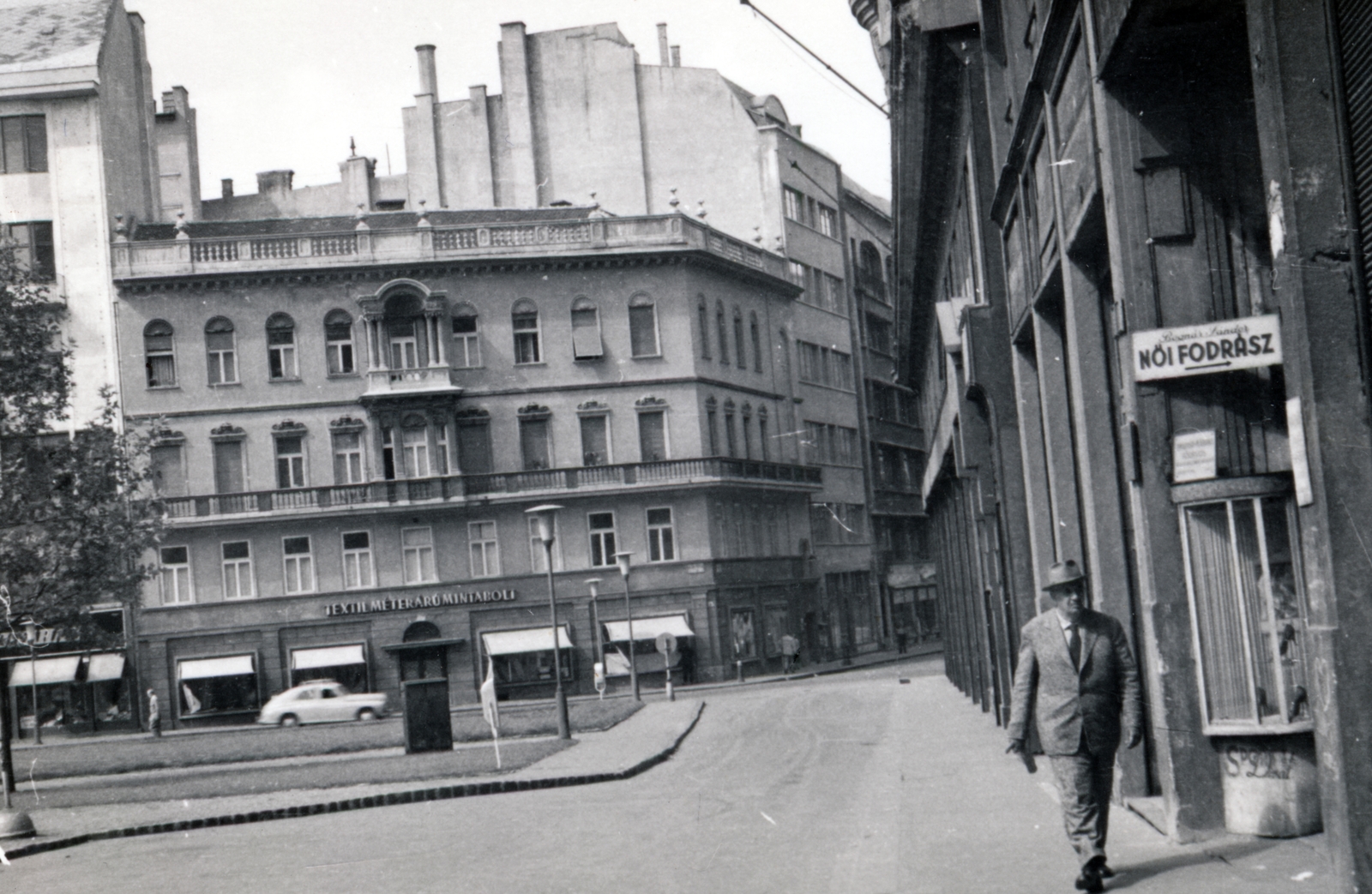 Magyarország, Budapest V., Szervita (Martinelli) tér, szemben jobbra a Kristóf tér épületei., 1960, Bónis József, fodrászat, Budapest, Fortepan #226002