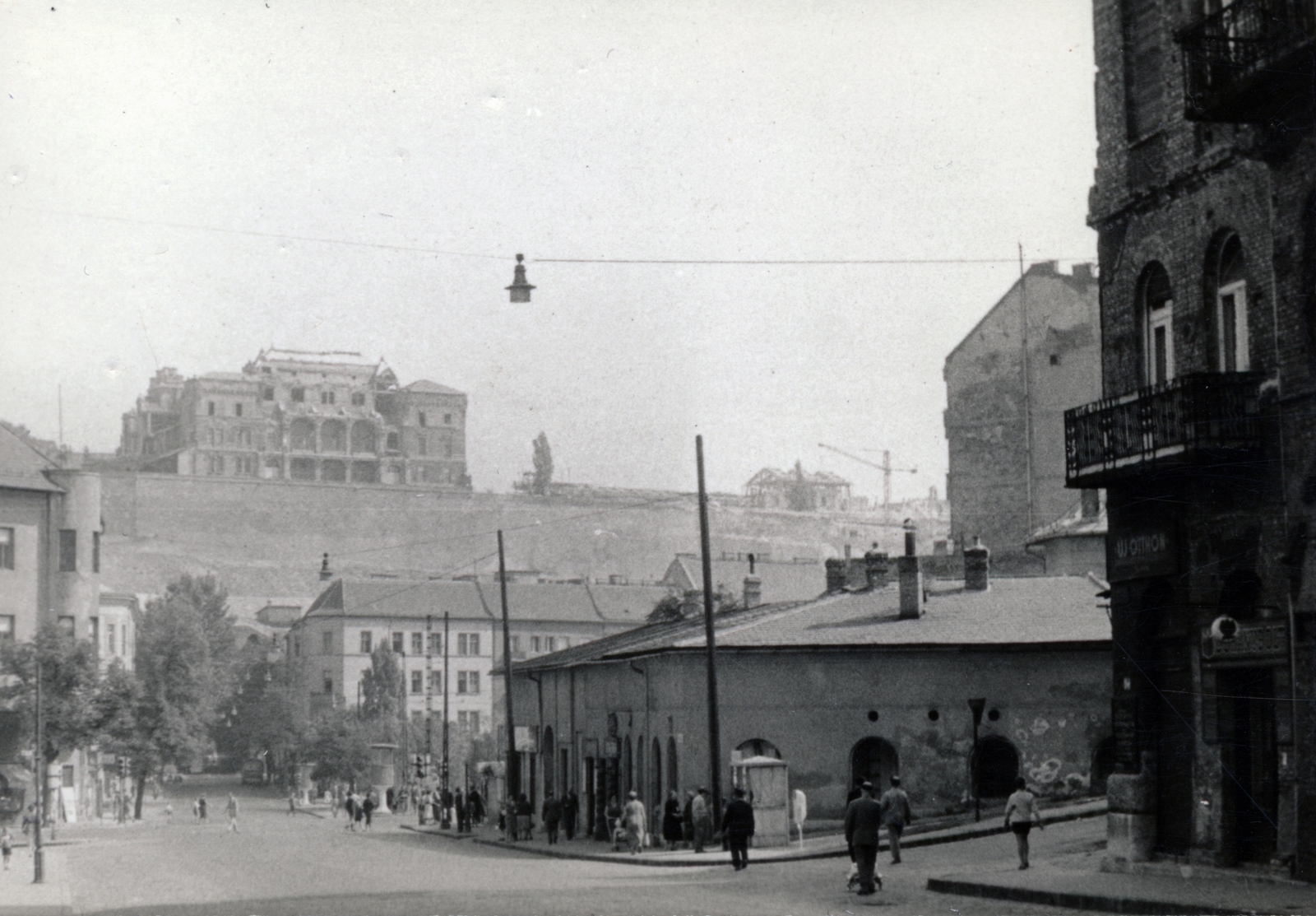 Hungary, Budapest I., Krisztina tér, szemben az Alagút utca, jobbra a Gellérthegy utca torkolata. Fent a budai Várban a romos József főhercegi palota látható., 1947, Bónis József, street view, library, Budapest, Fortepan #226005